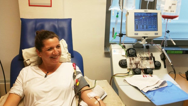 Simone im Apherese Stuhl während der Stammzell Entnahme