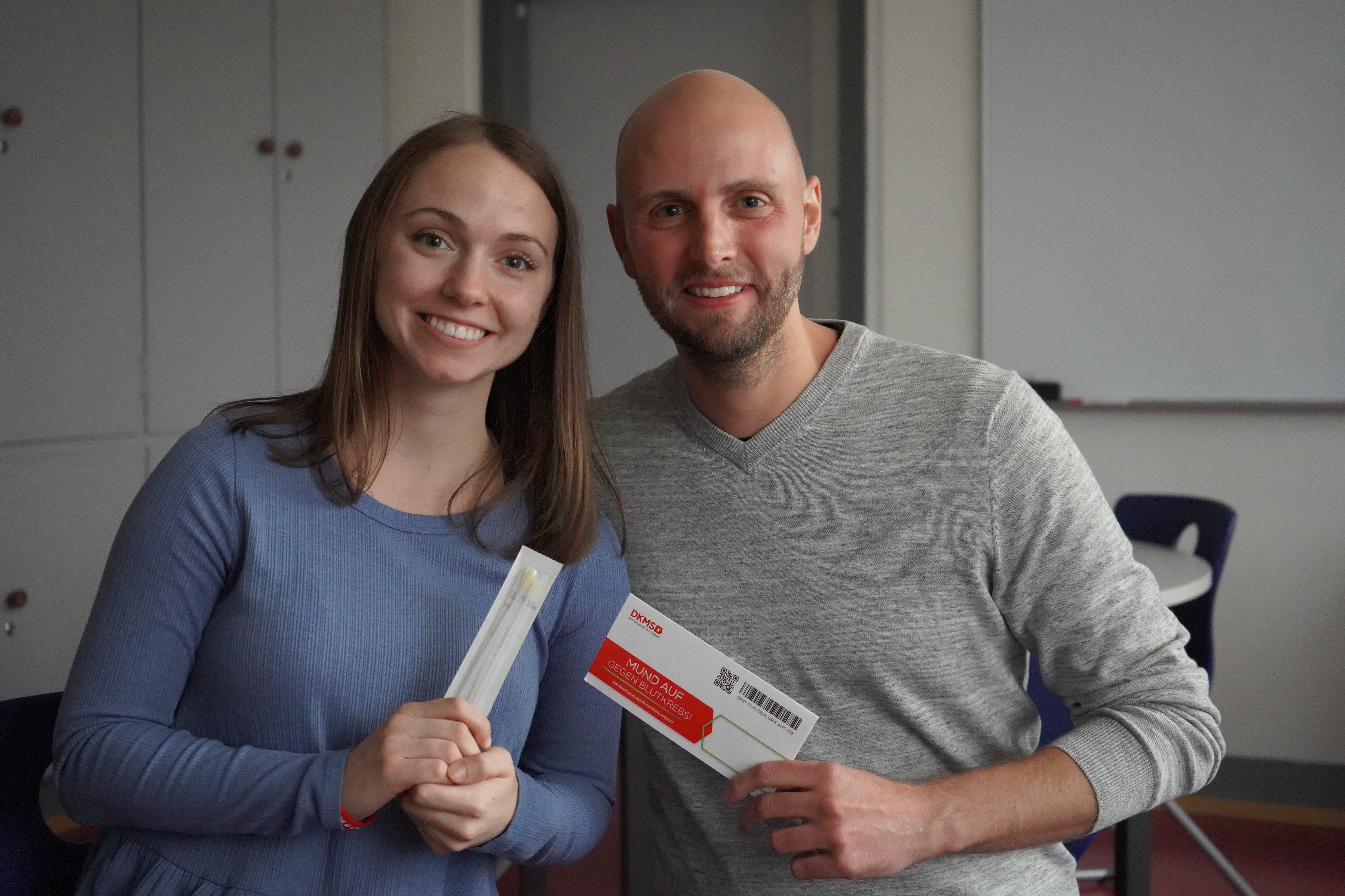 eine Frau und ein Mann posieren zusammen mit einem Registrierungsset