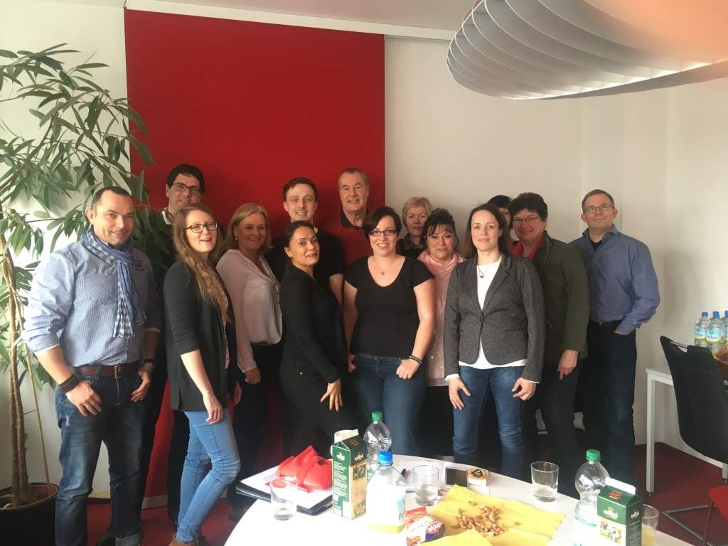 DKMS-Mitarbeiterin Nicola Wenderoth (4.v.l.) und das Helferprojekt-Team tauschen sich regelmäßig aus