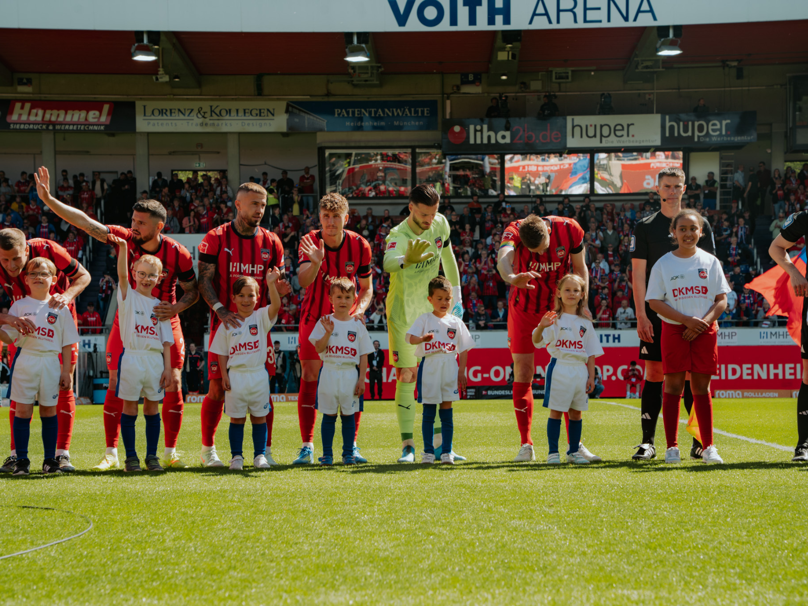 Spieler des 1. FC Heidenheims vor Spielbeginn