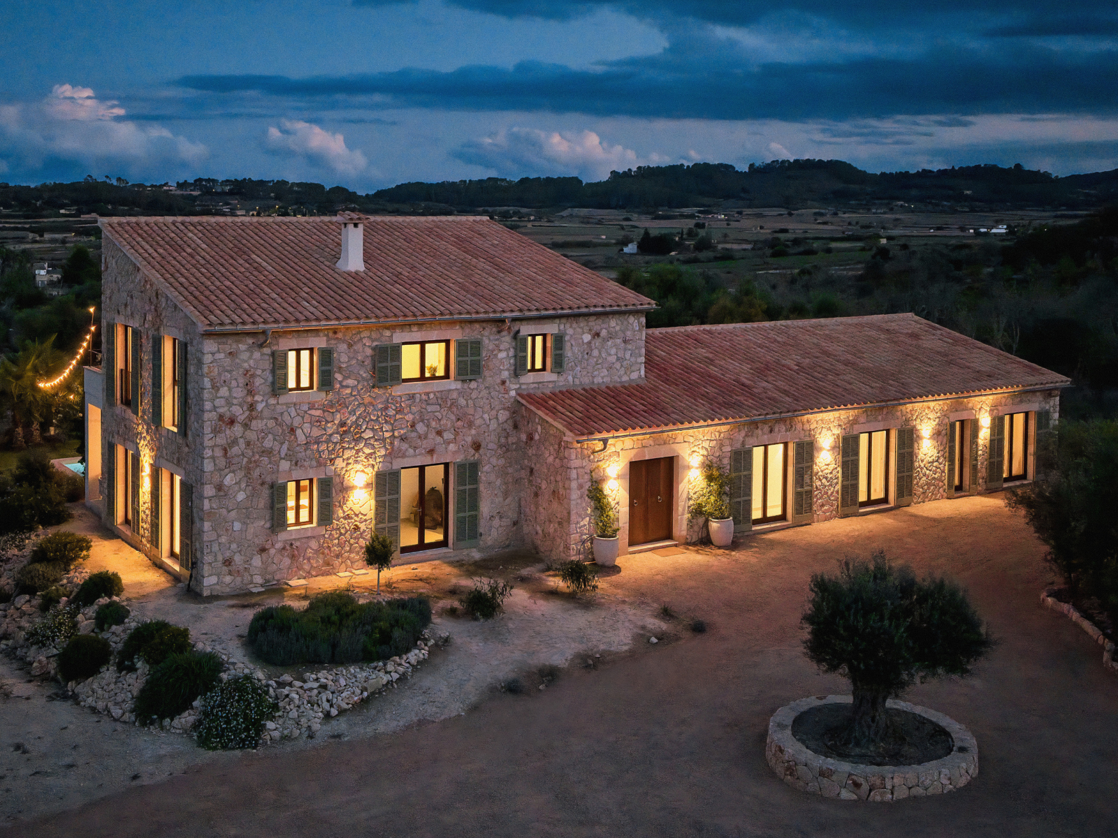 Mallorca Traumhaus bei Nacht.