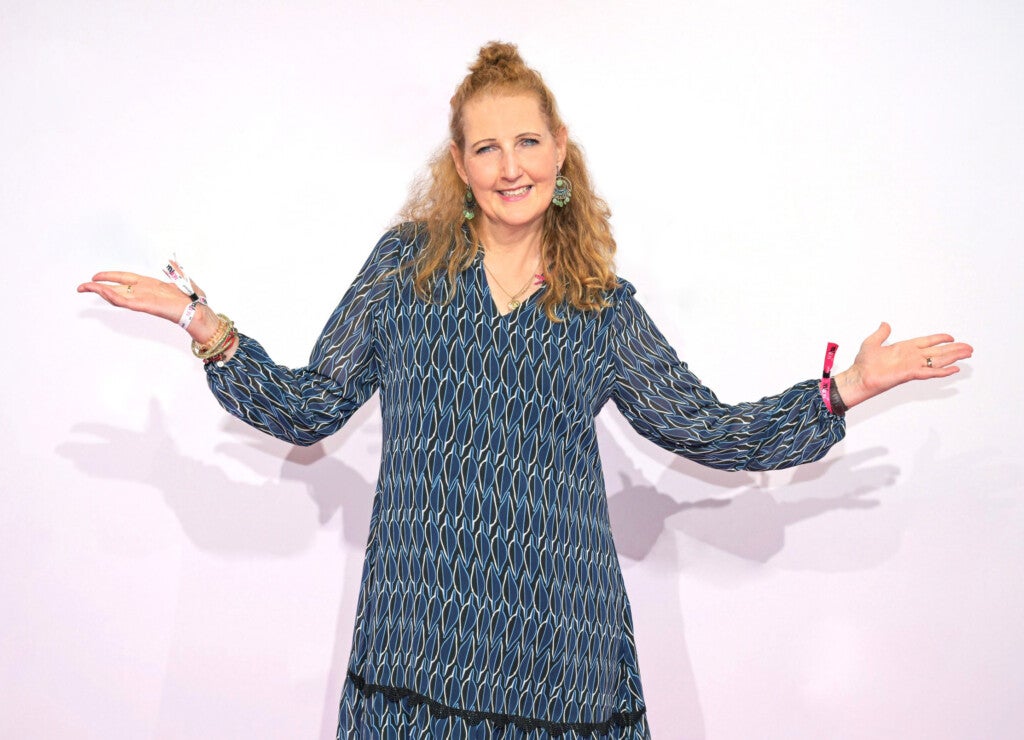 Foto von Nella Rausch mit ausgebreiteten Armen