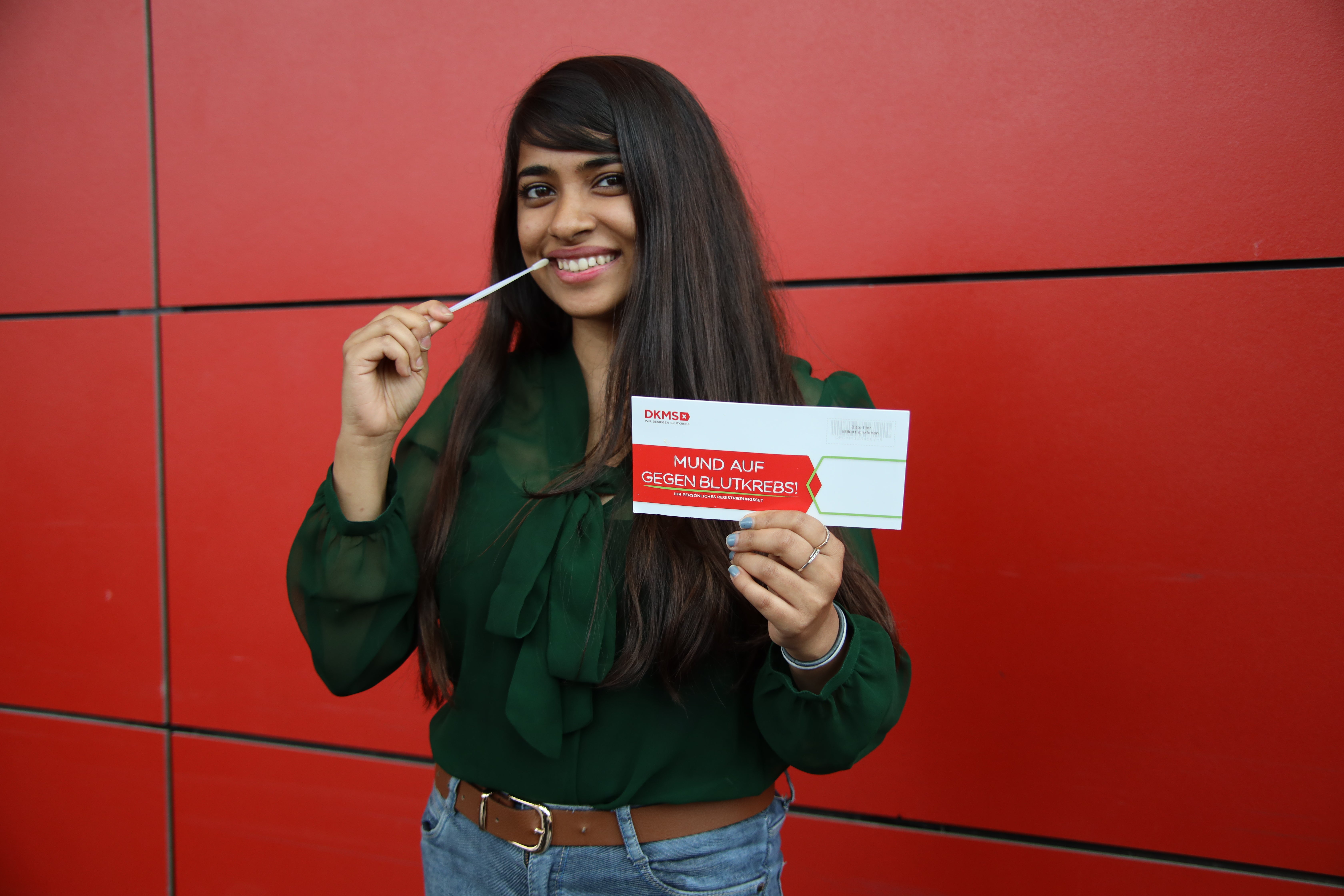 eine junge Frau mit DKMS Registrierungsset