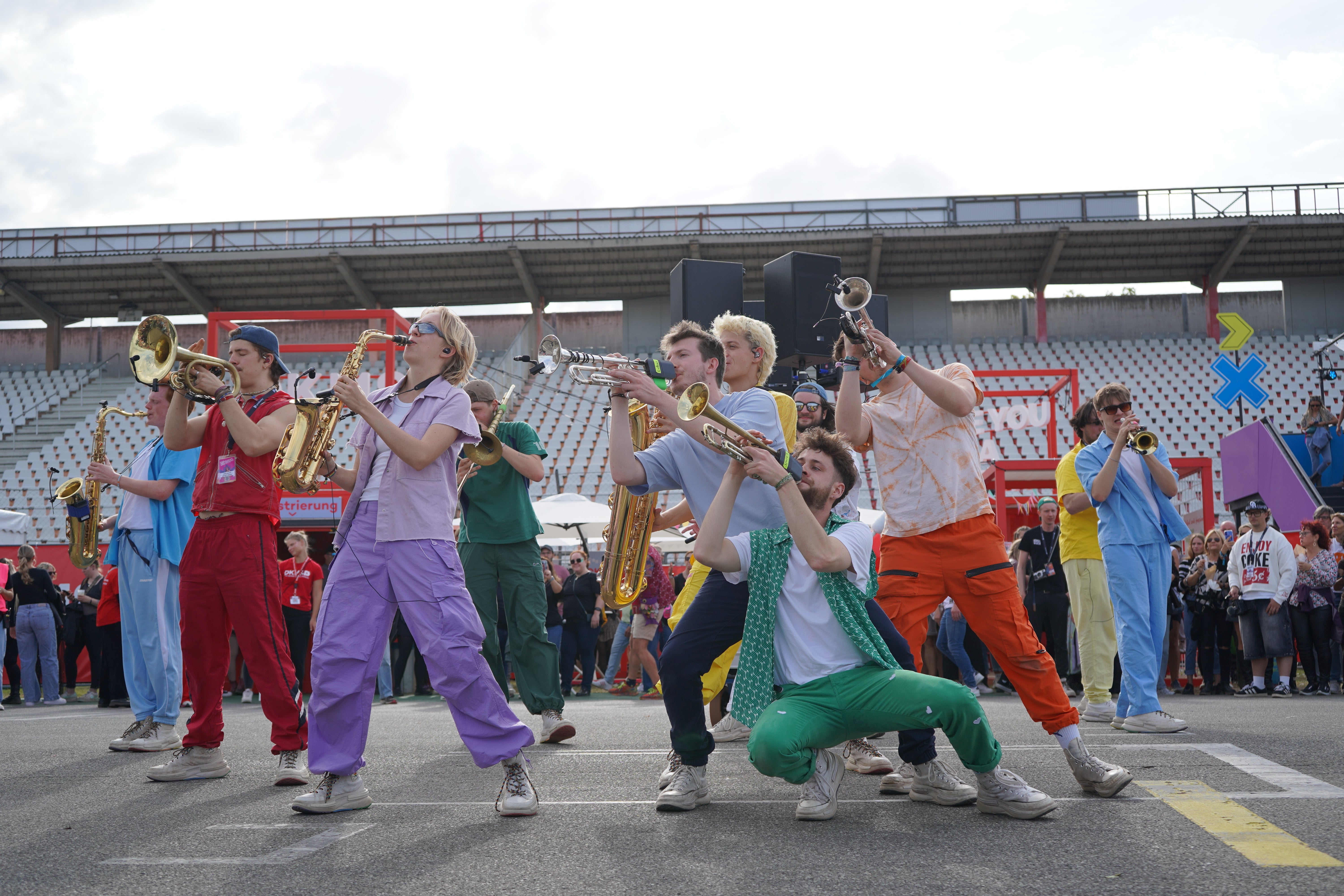 Knallblech: Eine Gruppe von Menschen, die Instrumente spielen