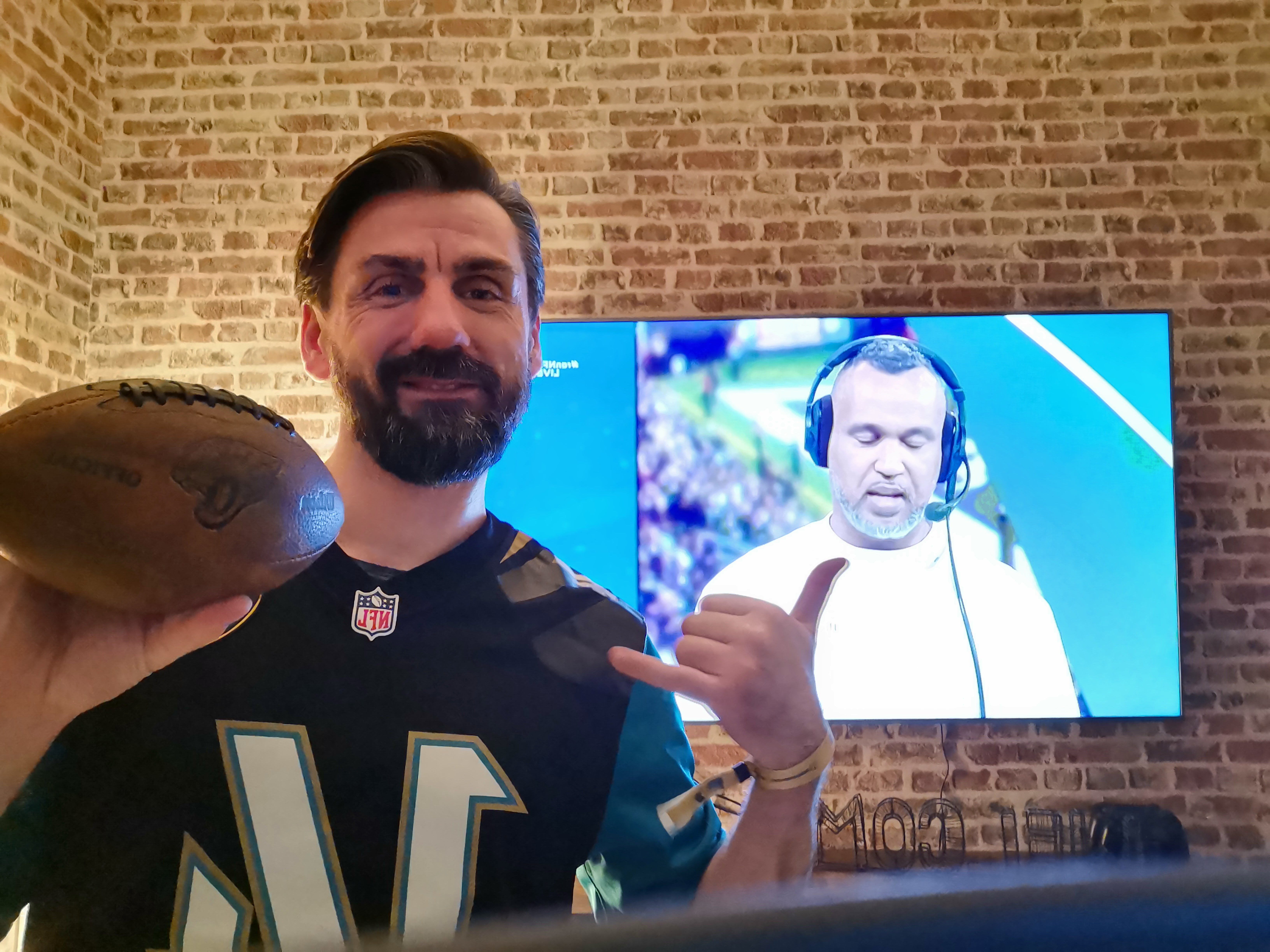 Ein Mann hält einen Fußball und einen Ball