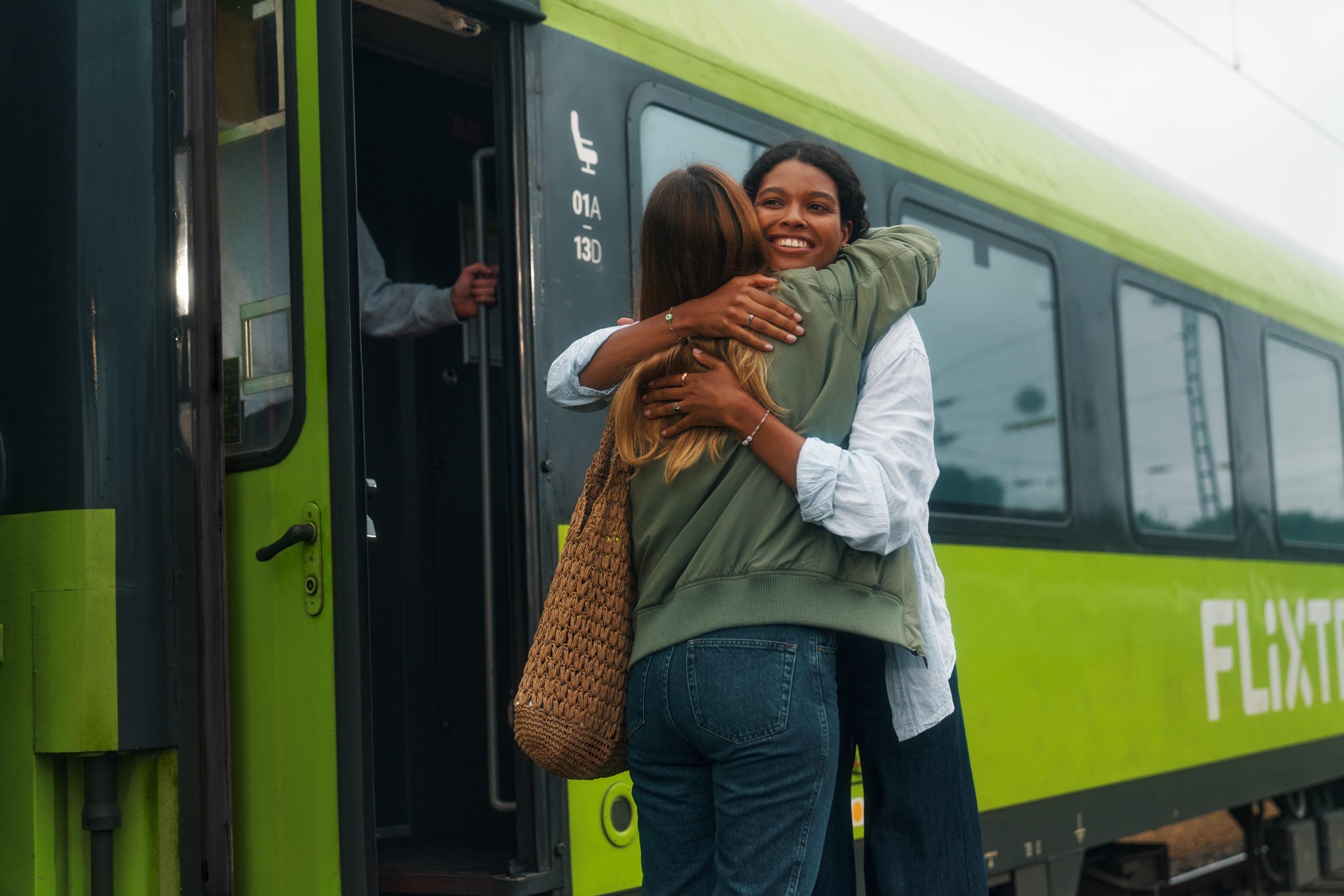 Eine Frau, die eine andere Frau umarmt