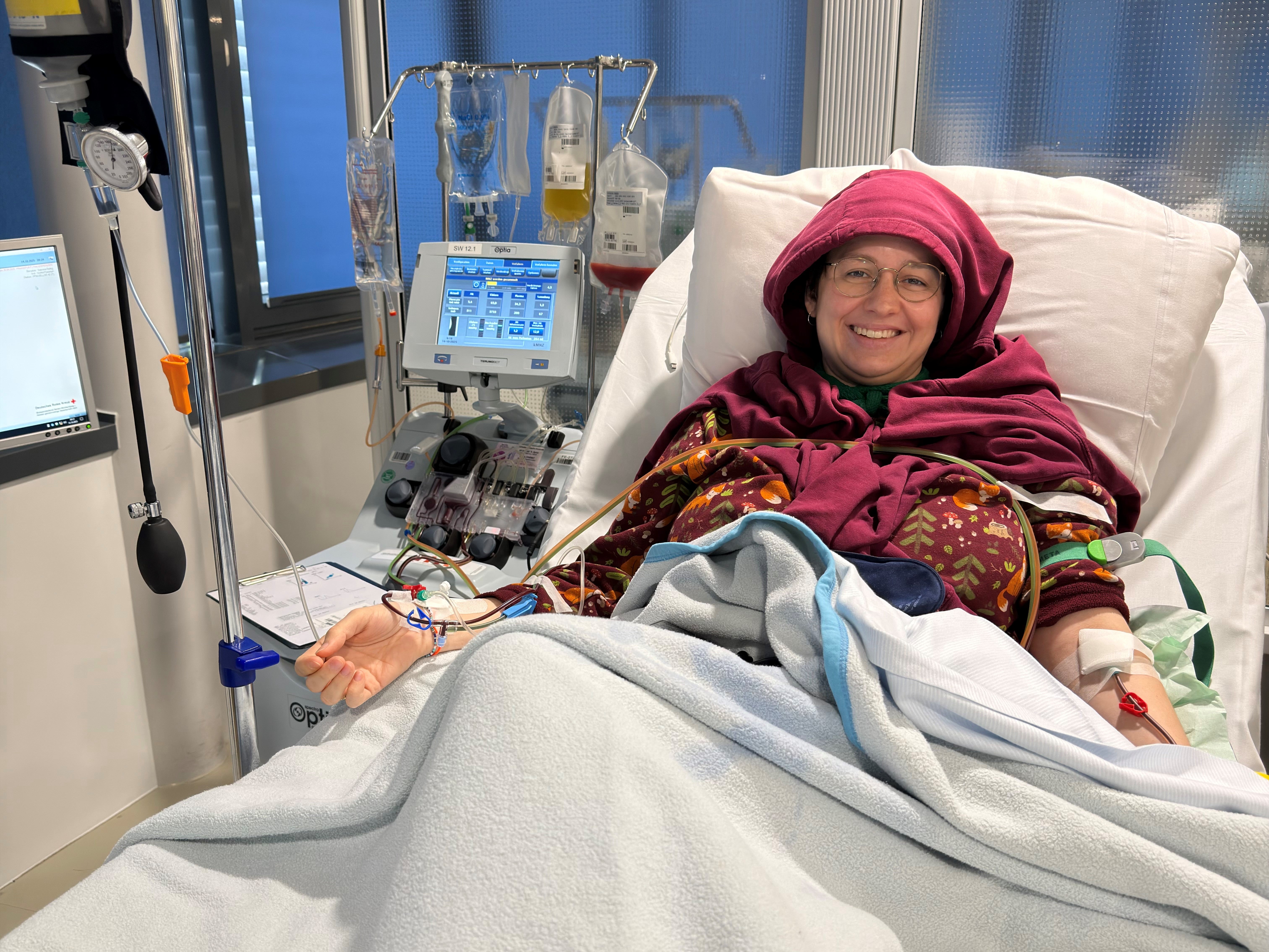 Eine Frau in einem Krankenhausbett