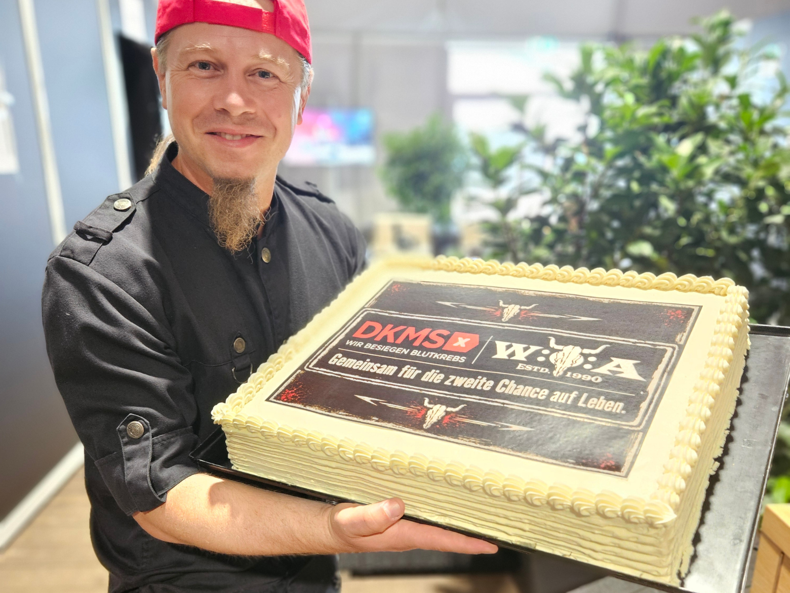Axel Schmitt mit der DKMS Torte