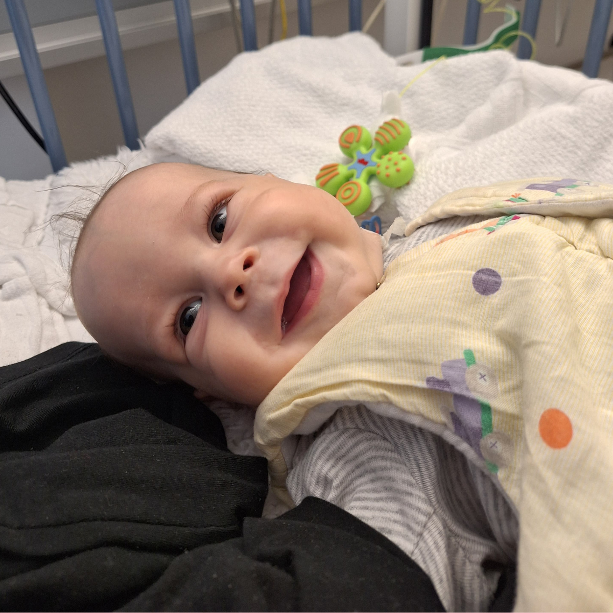 Ein Baby in einem Kinderbettchen