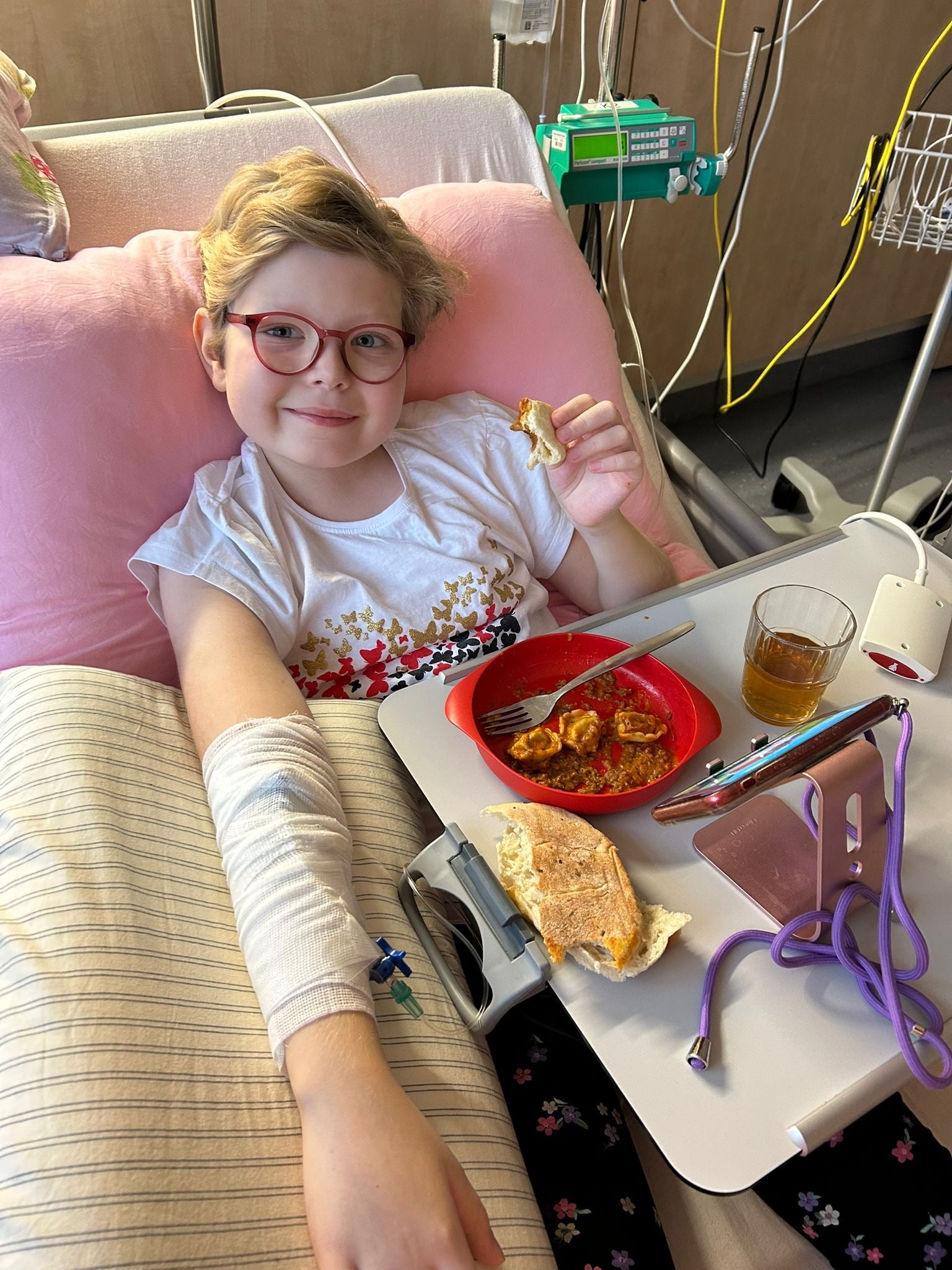 Ein Kind in einem Krankenhausbett beim Essen