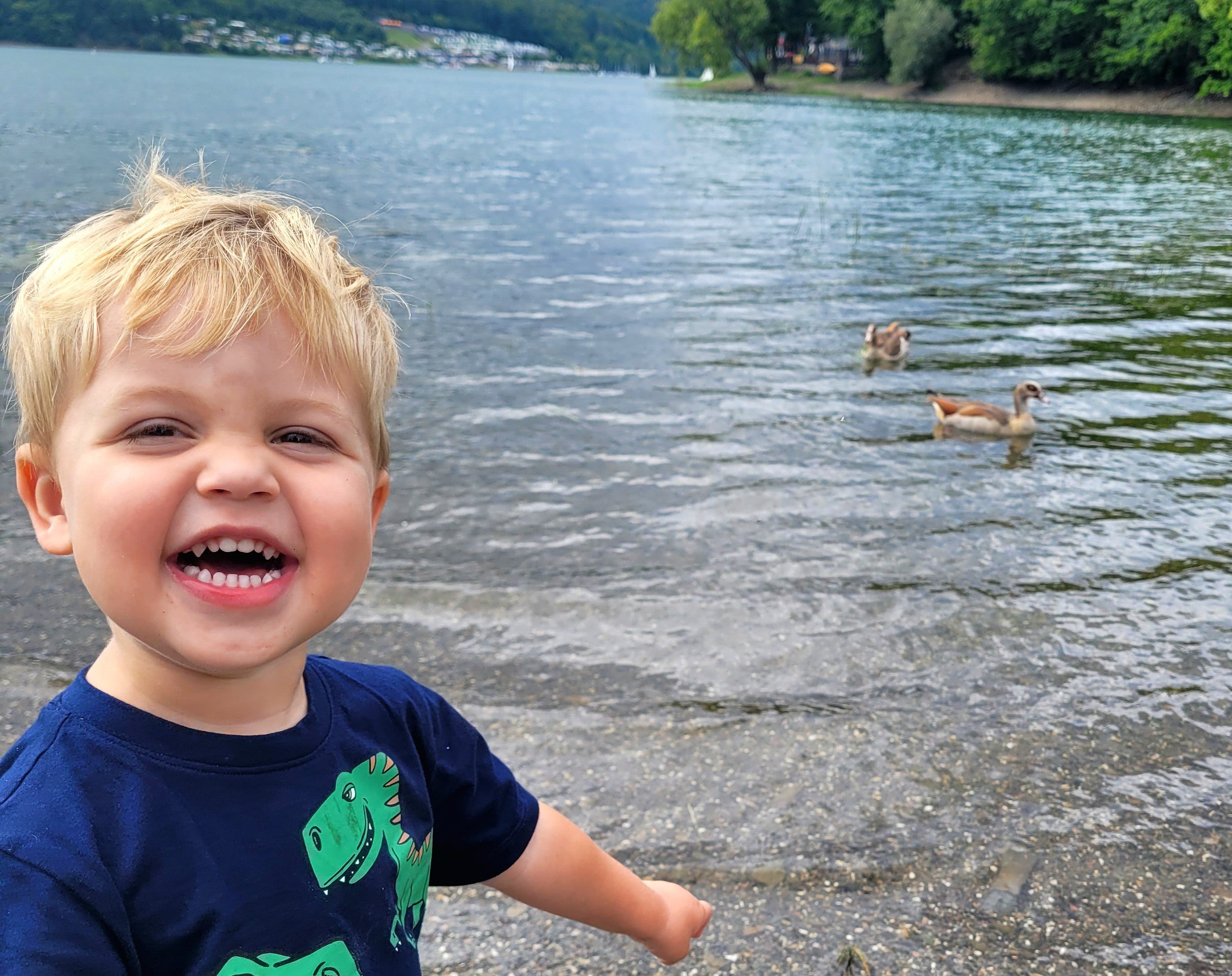 Ein Kind lächelt in die Kamera