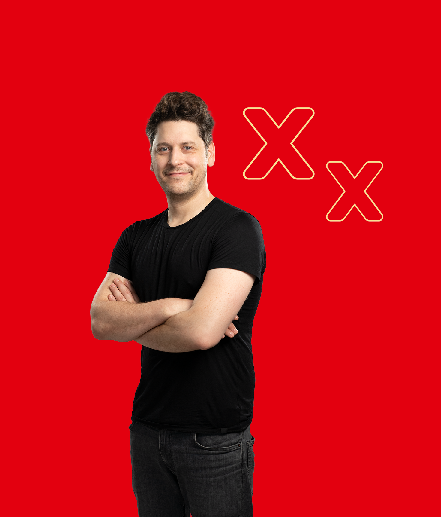 Ein Mann steht mit verschränkten Armen