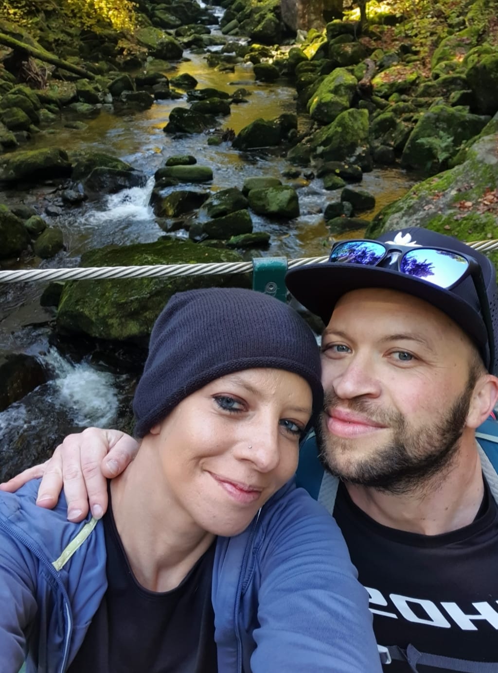 Ein Mann und eine Frau machen ein Selfie