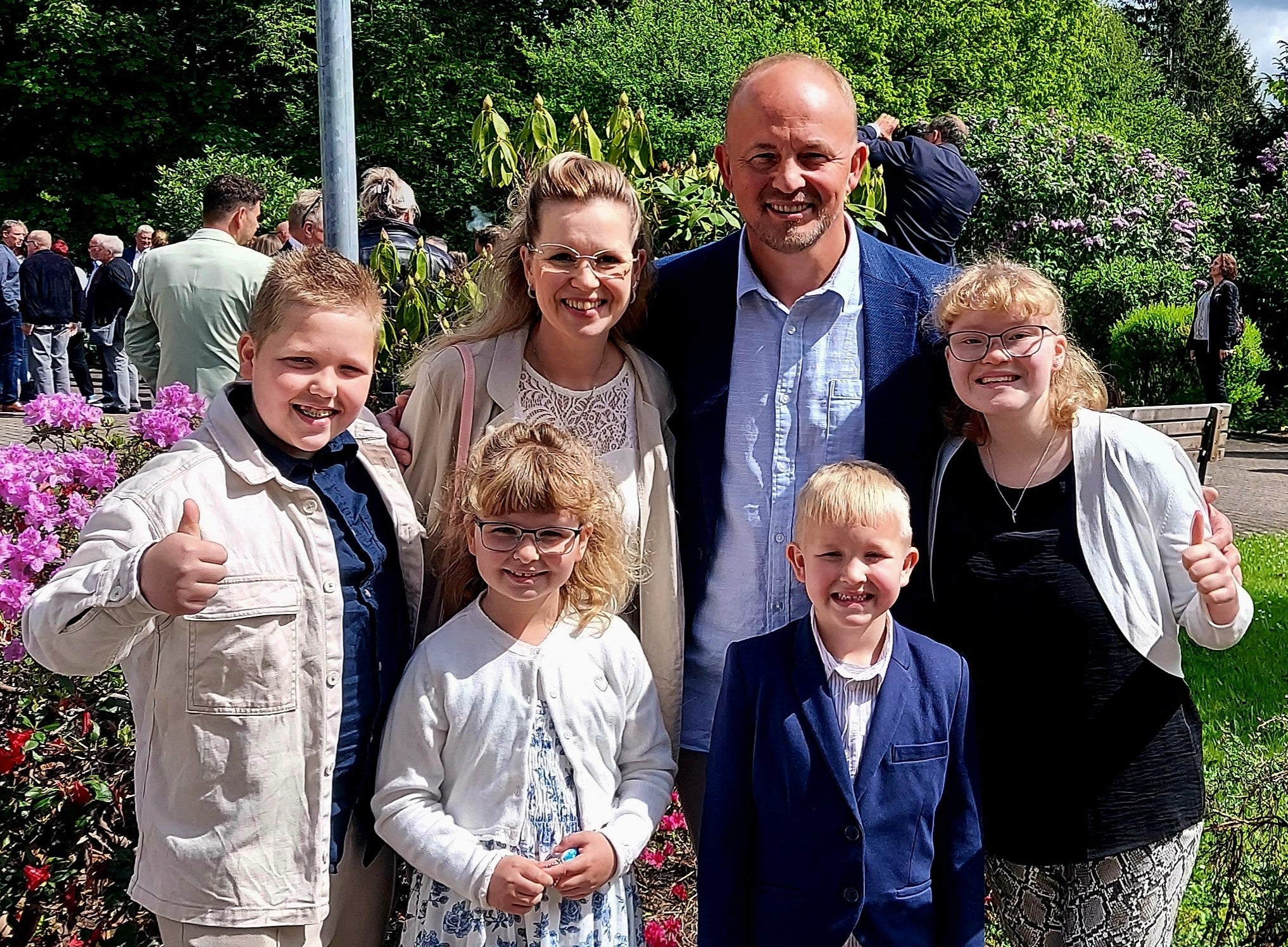 Guido und seine Familie mit 4 Kindern posiert für ein Foto