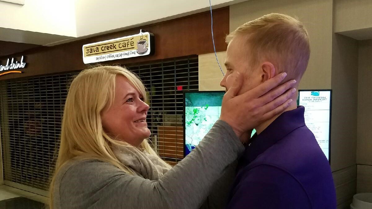 Patricia hält das Gesicht von Nate und schaut ihn an