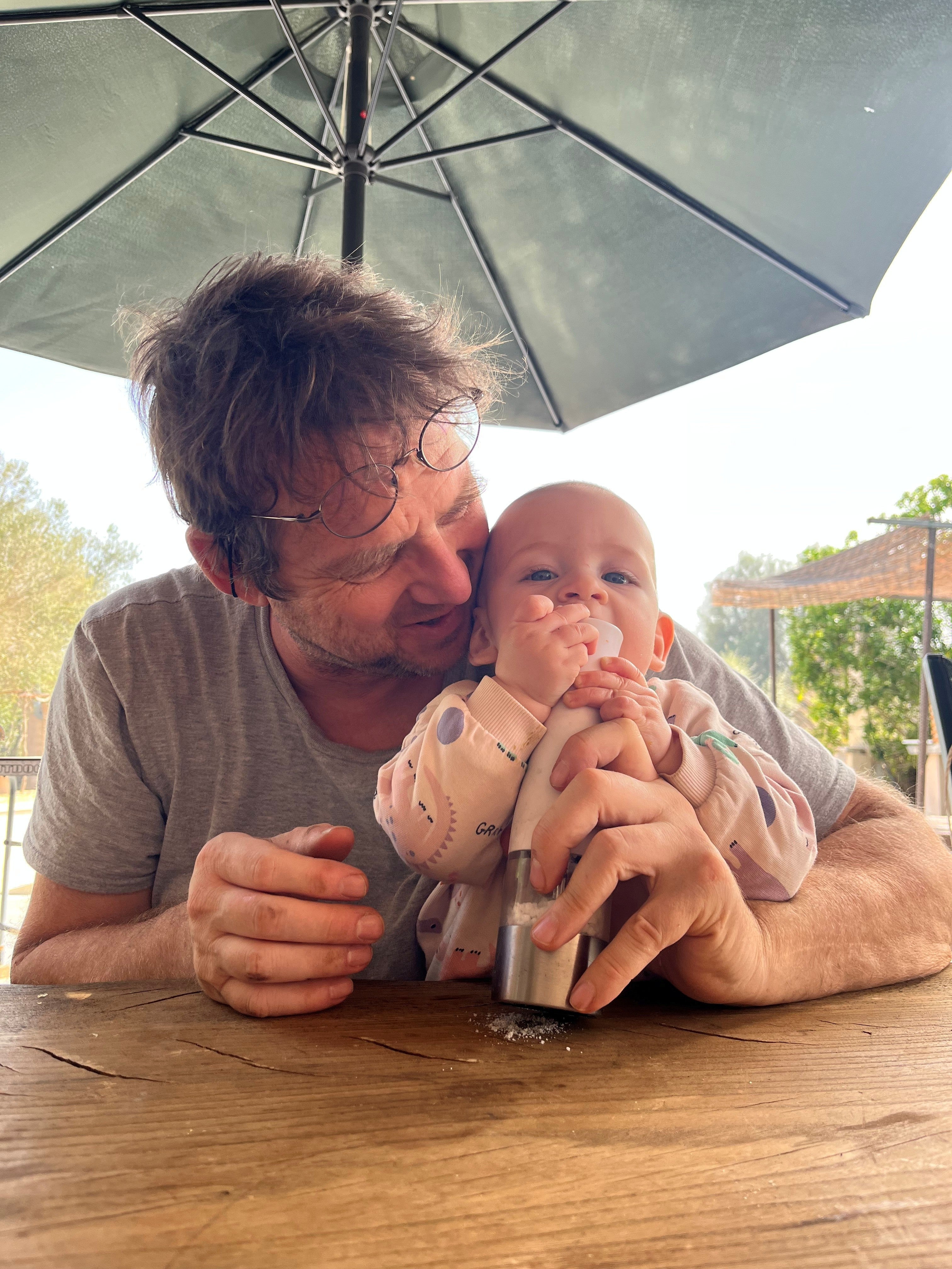 Patient Oliver hält sein Enkel