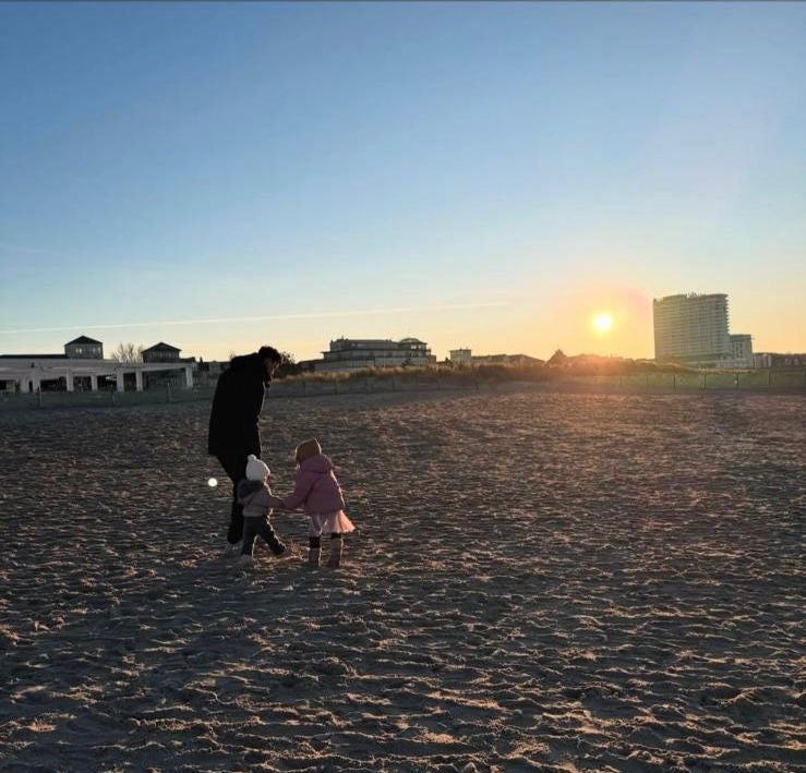 Ein Mann und ein Kind am Strand