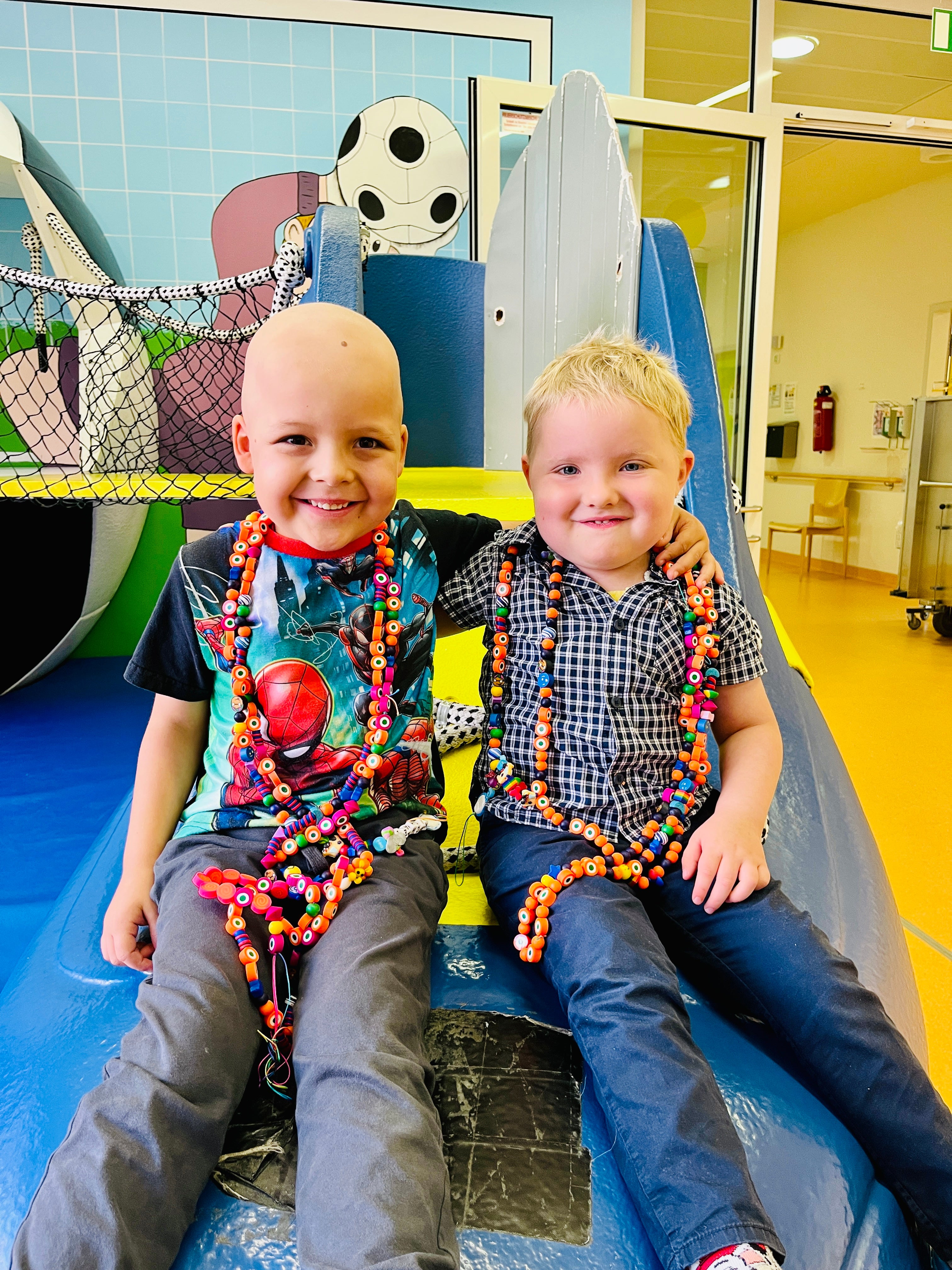 Michi und Julius Arm in Arm.