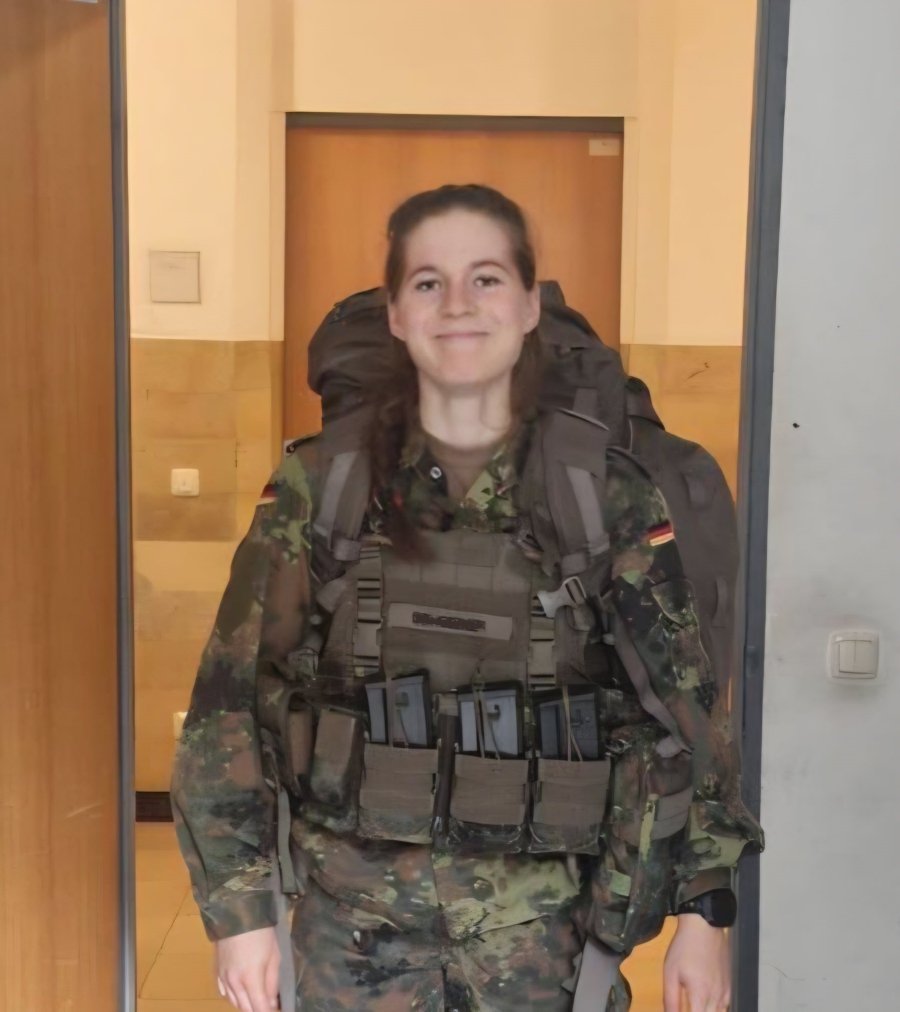 Alina in Bundeswehrkleidung