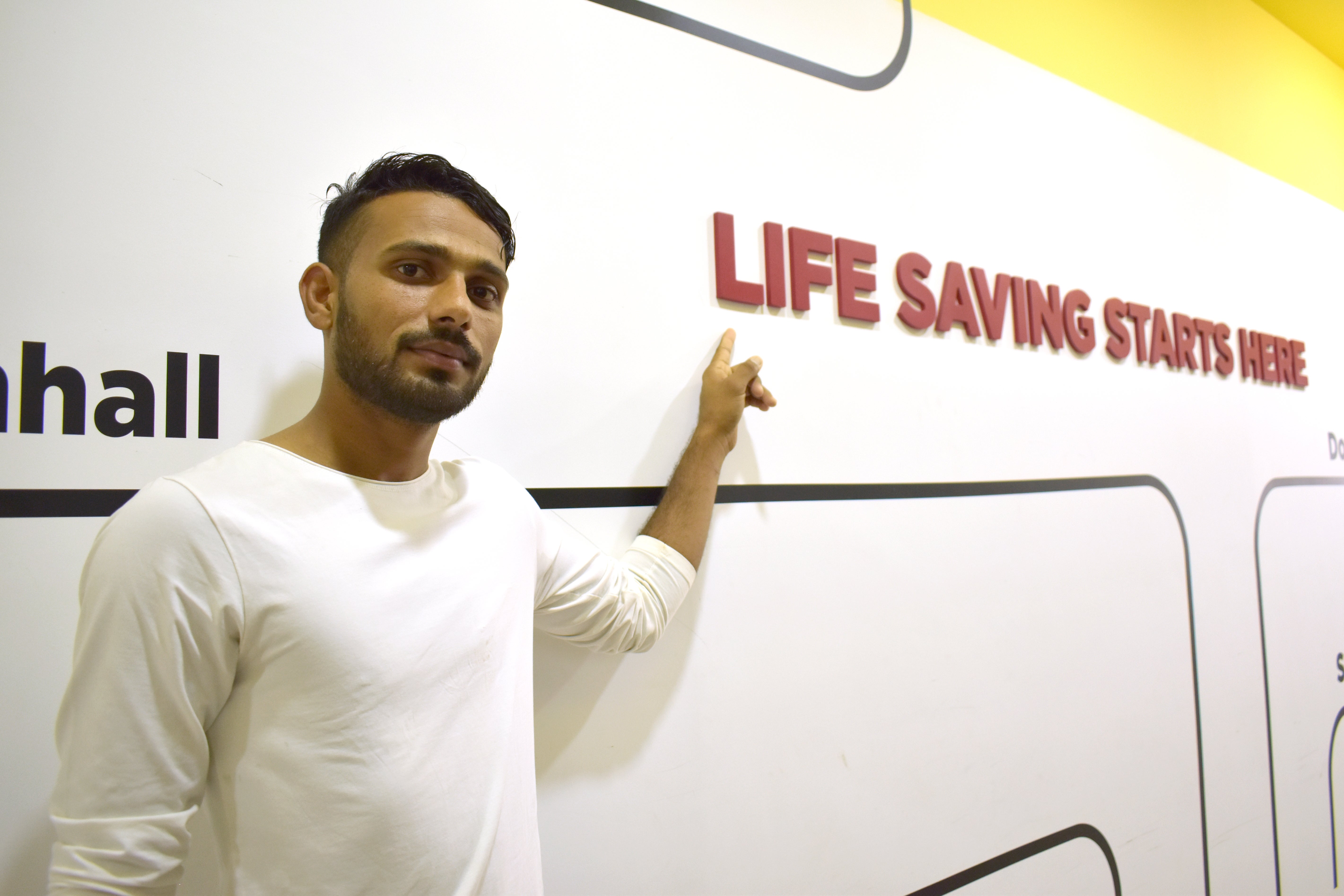 Ein Mann, der auf ein Schild zeigt