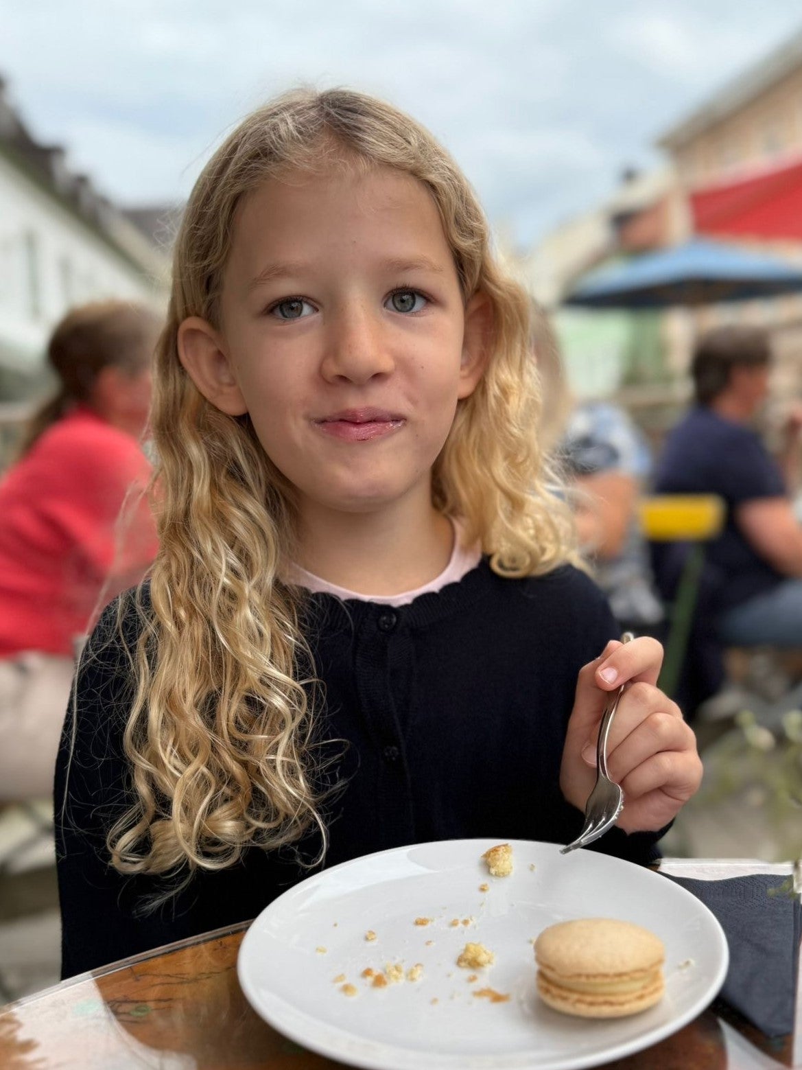 Clara isst einen Keks. 