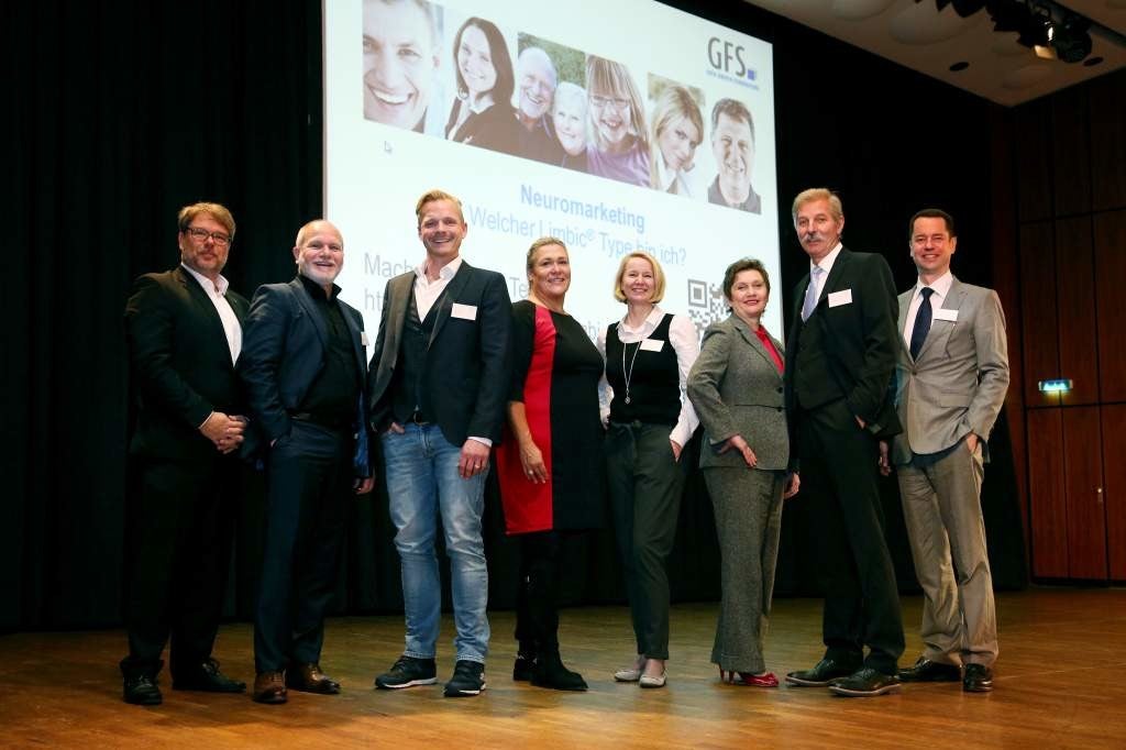 Referenten des Fundraising Forums, darunter Bianca Corcoran-Schliemann (4. von links), Heike Müller-Jungbluth (rechts daneben) und Michael Urselmann (ganz rechts)