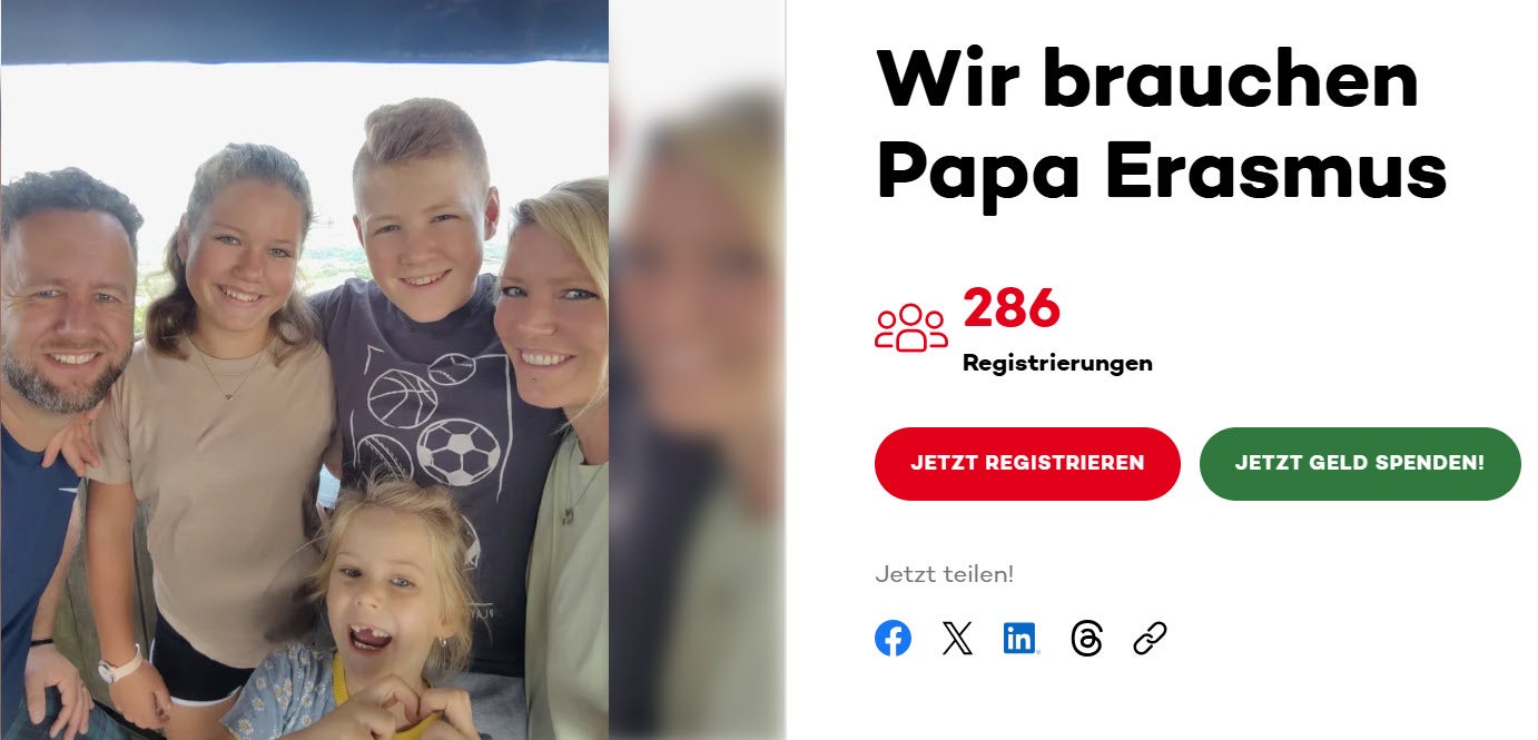 Eine Gruppe von Menschen posiert für ein Foto, daneben ein Registrierungsaufruf für Papa Erasmus