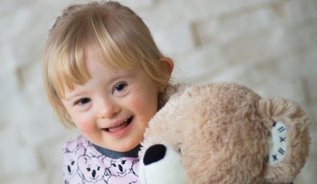 Elsie hält ein Stofftier