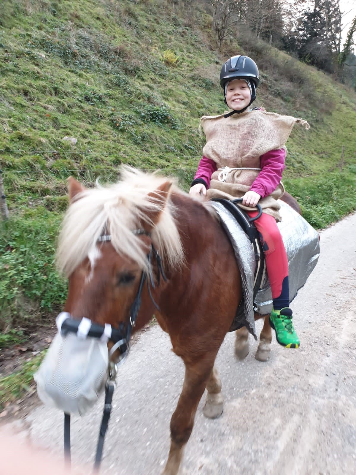 Jana sitzt auf einem Pferd