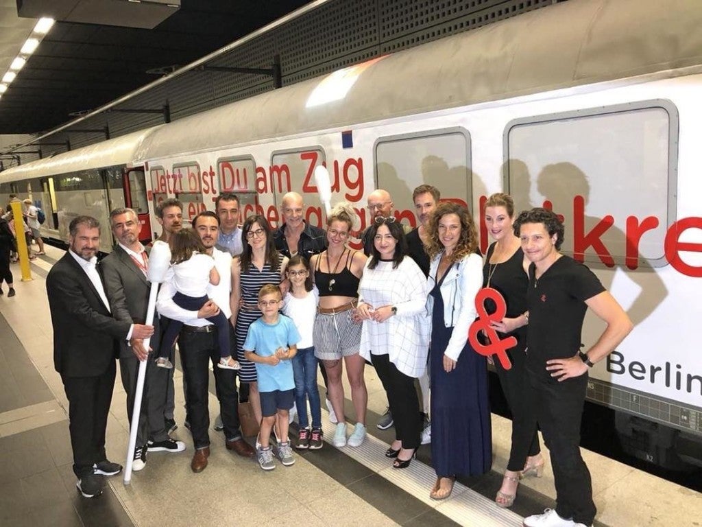 Thomas Koenen (2. von links) beim Halt des Sonderzuges in Berlin