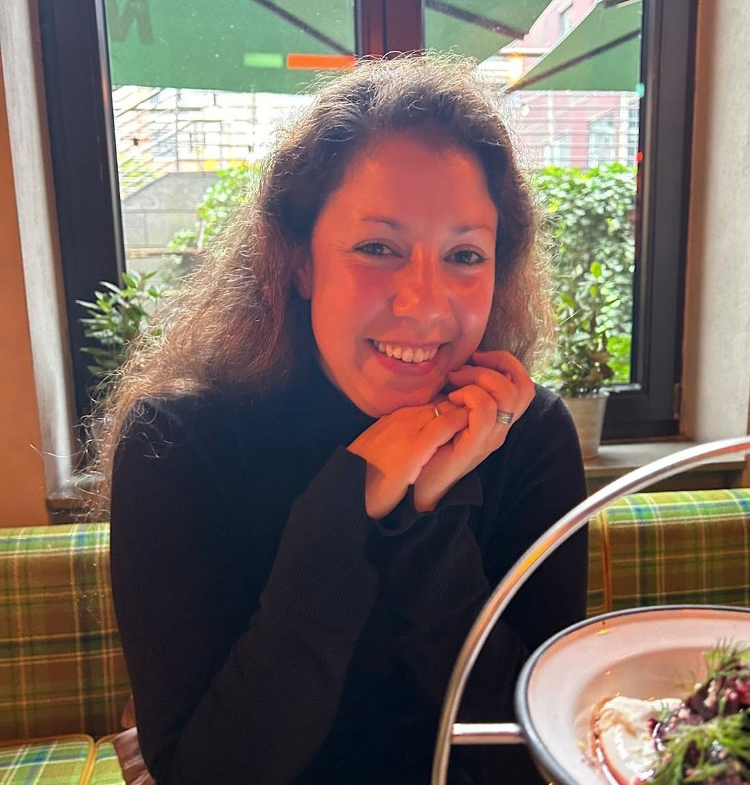 Patientin Orelie in einem Cafe