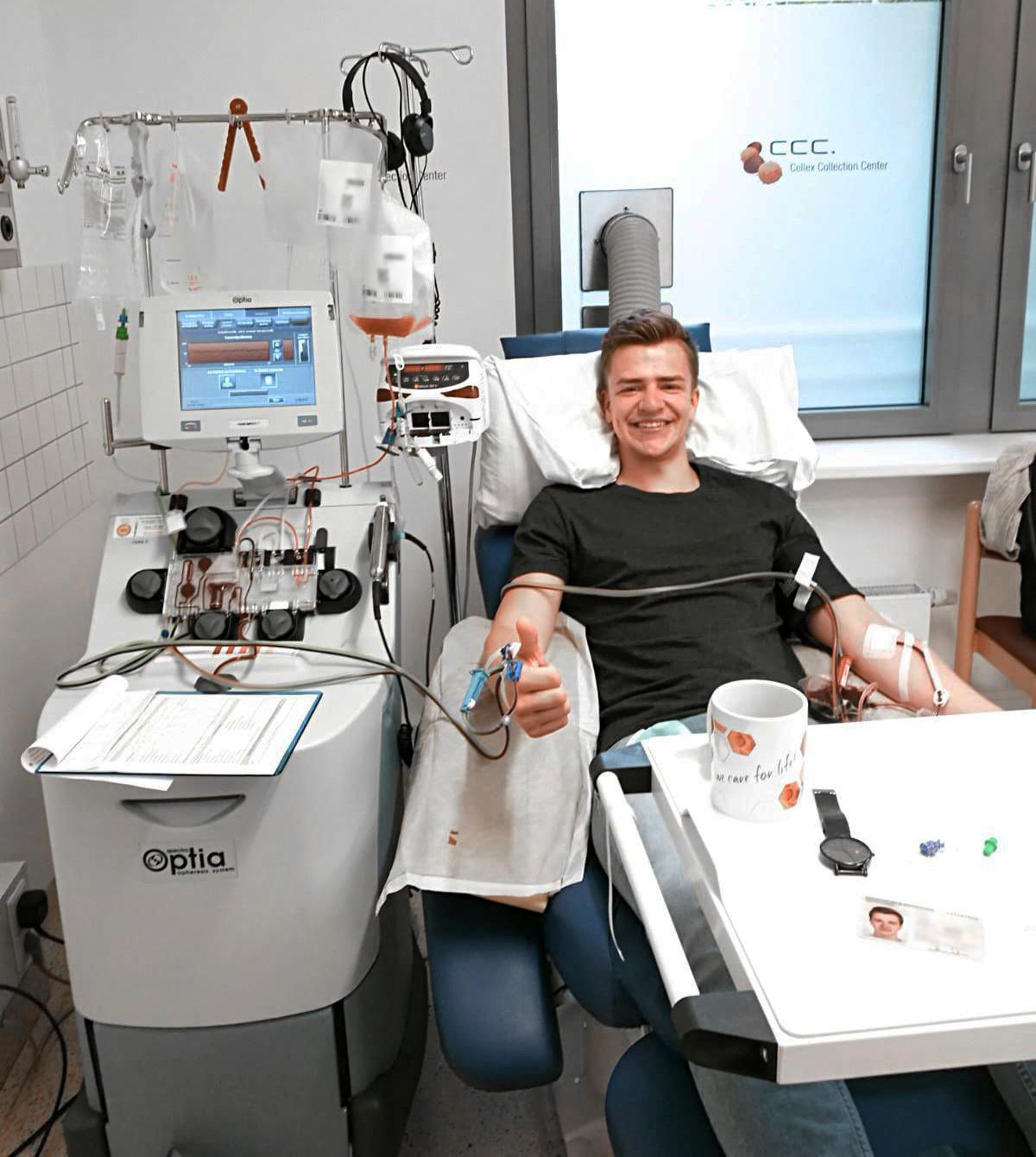 Stefan Dirks bei seiner Stammzellentnahme, er sitzt in einem Krankenhausbett, neben ihm ein Apherese Gerät