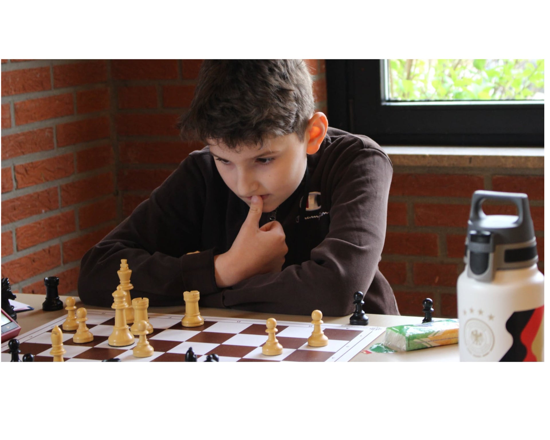Patient Alexander beim Schach spielen