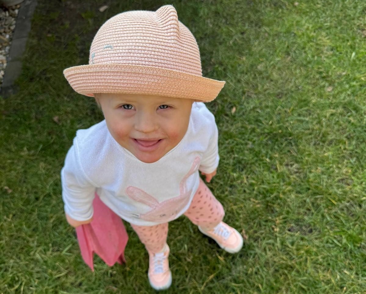 Ein Kind, das im Gras steht