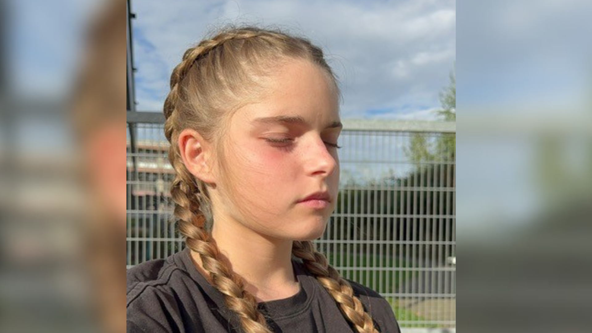 Ein Mädchen mit geflochtenem Haar