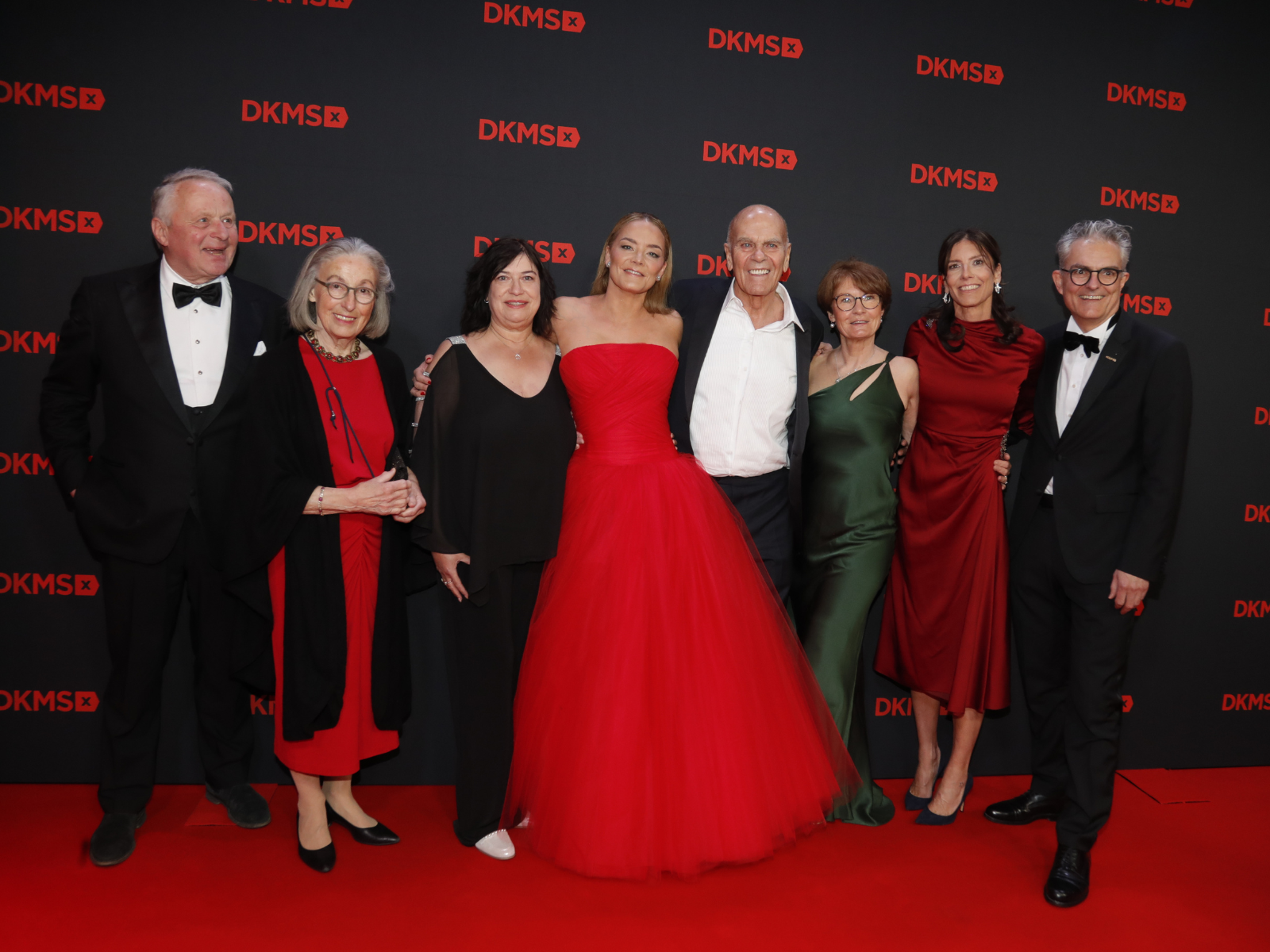 Gruppenfoto auf DKMS-Gala: V.l.n.r.: Helmuth von Maltzahn mit Ehefrau. Gabi Rall, Katharina Harf, Dr. Peter Harf, Sabine Hildebrand, Viktoria von Wulffen und Stephan Schumacher.