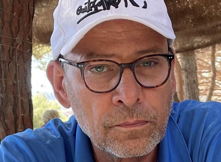 Ein Mann mit einem weißen Hut und einer Brille