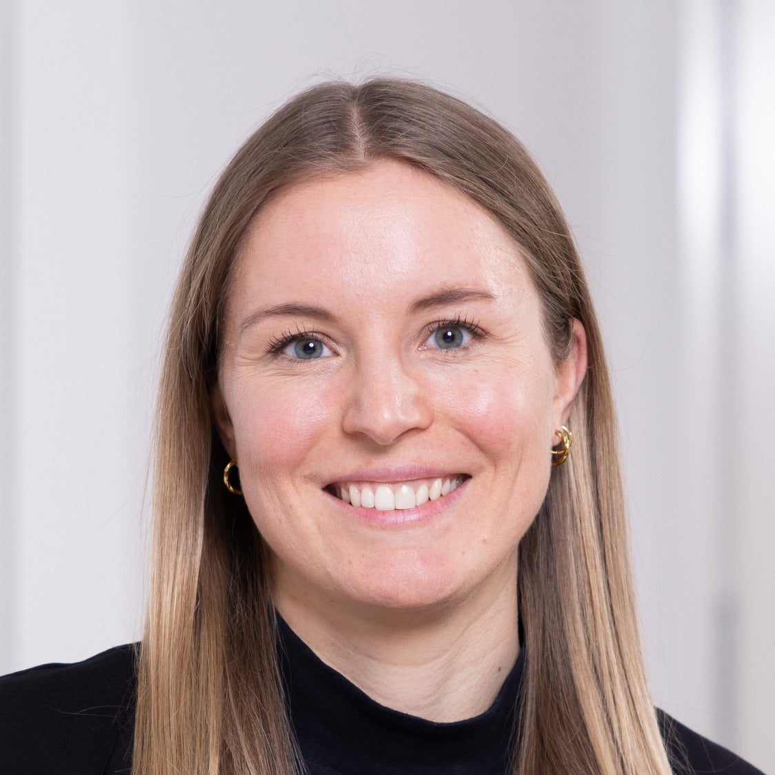 Eine Frau lächelt in die Kamera