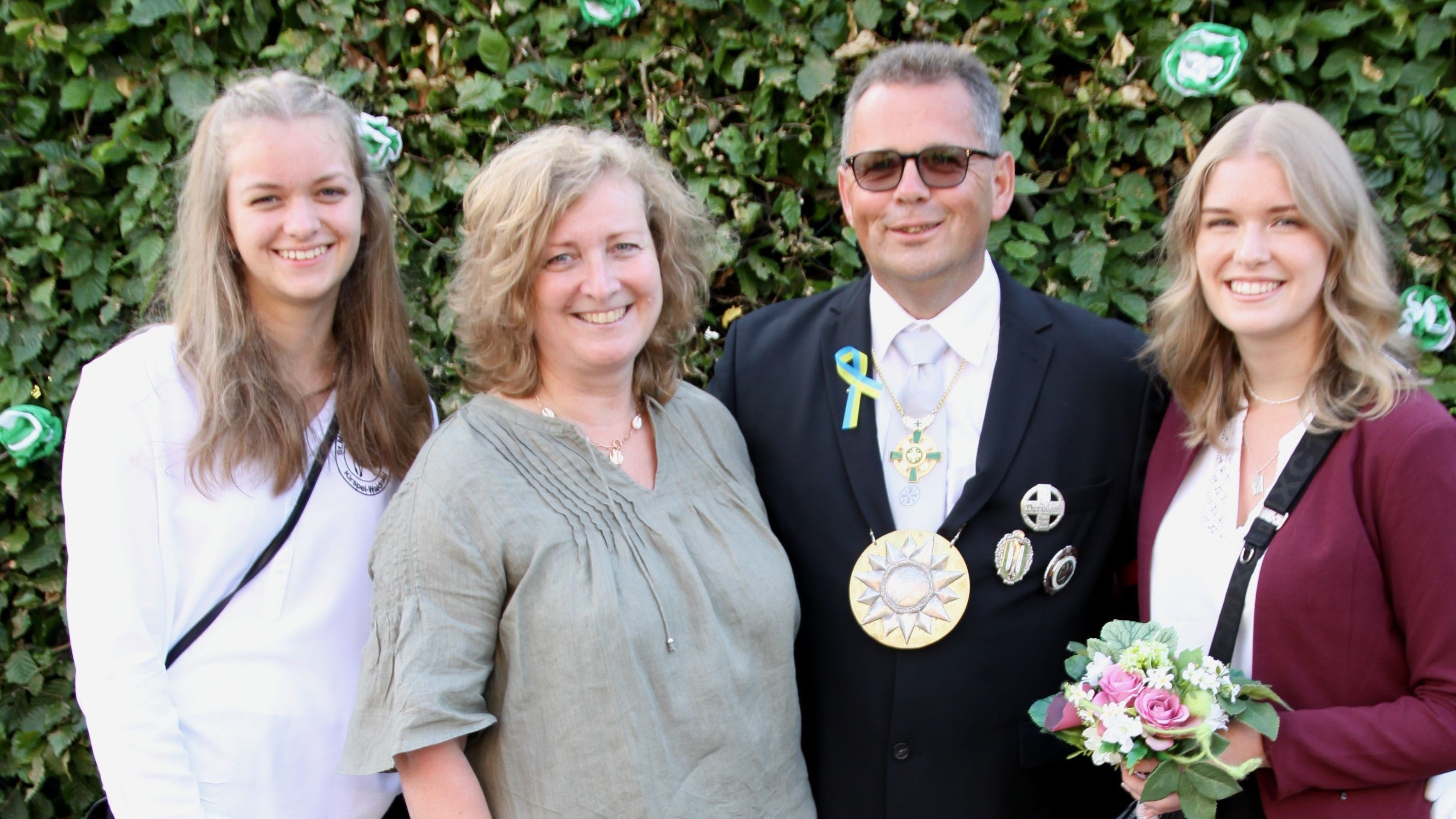 Eine Gruppe von Menschen posiert für ein Foto