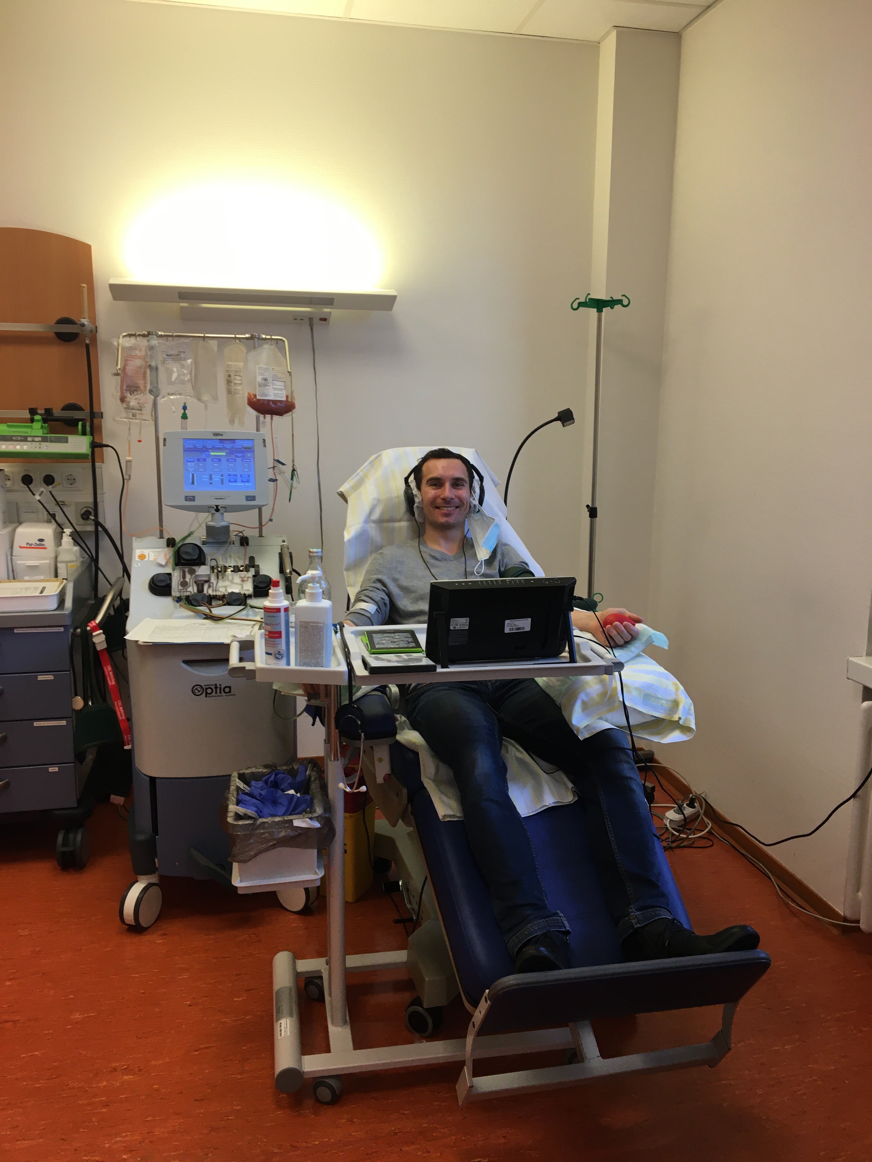 Sebastian sitzt während seiner Stammzell-Spende in einem Apherese Stuhl 