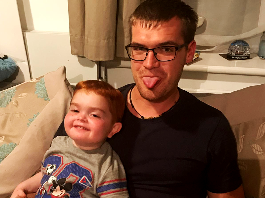 Ein Mann und ein Kind posieren für ein Foto