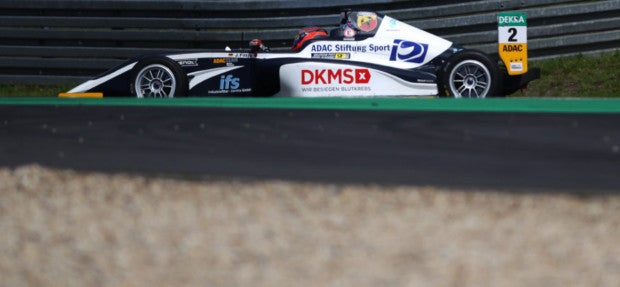 Ein Rennwagen mit DKMS Logo auf einer Rennstrecke