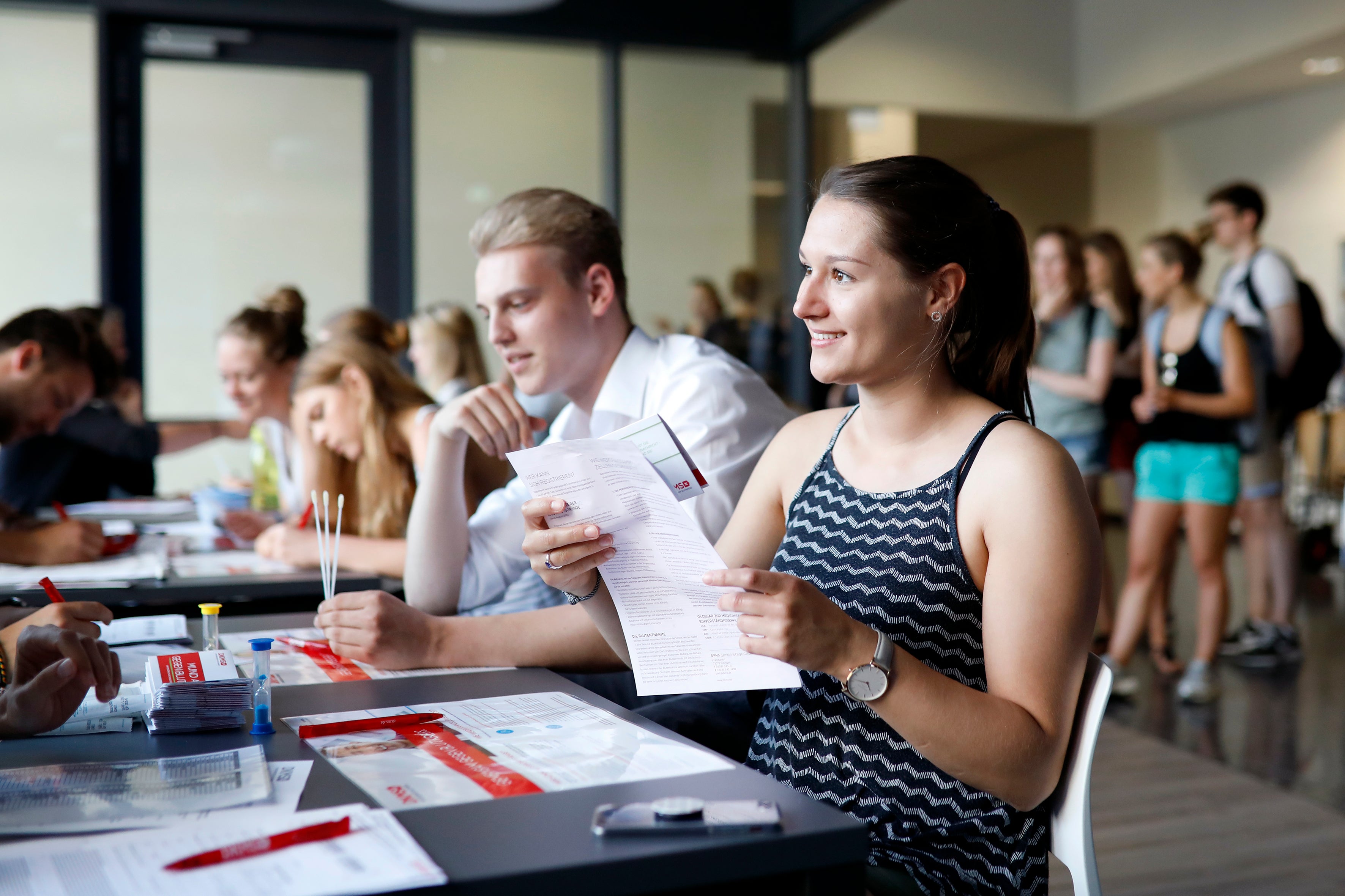 Junge Frau bei der Registrierung