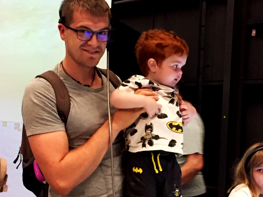 Ein Mann hält ein Baby