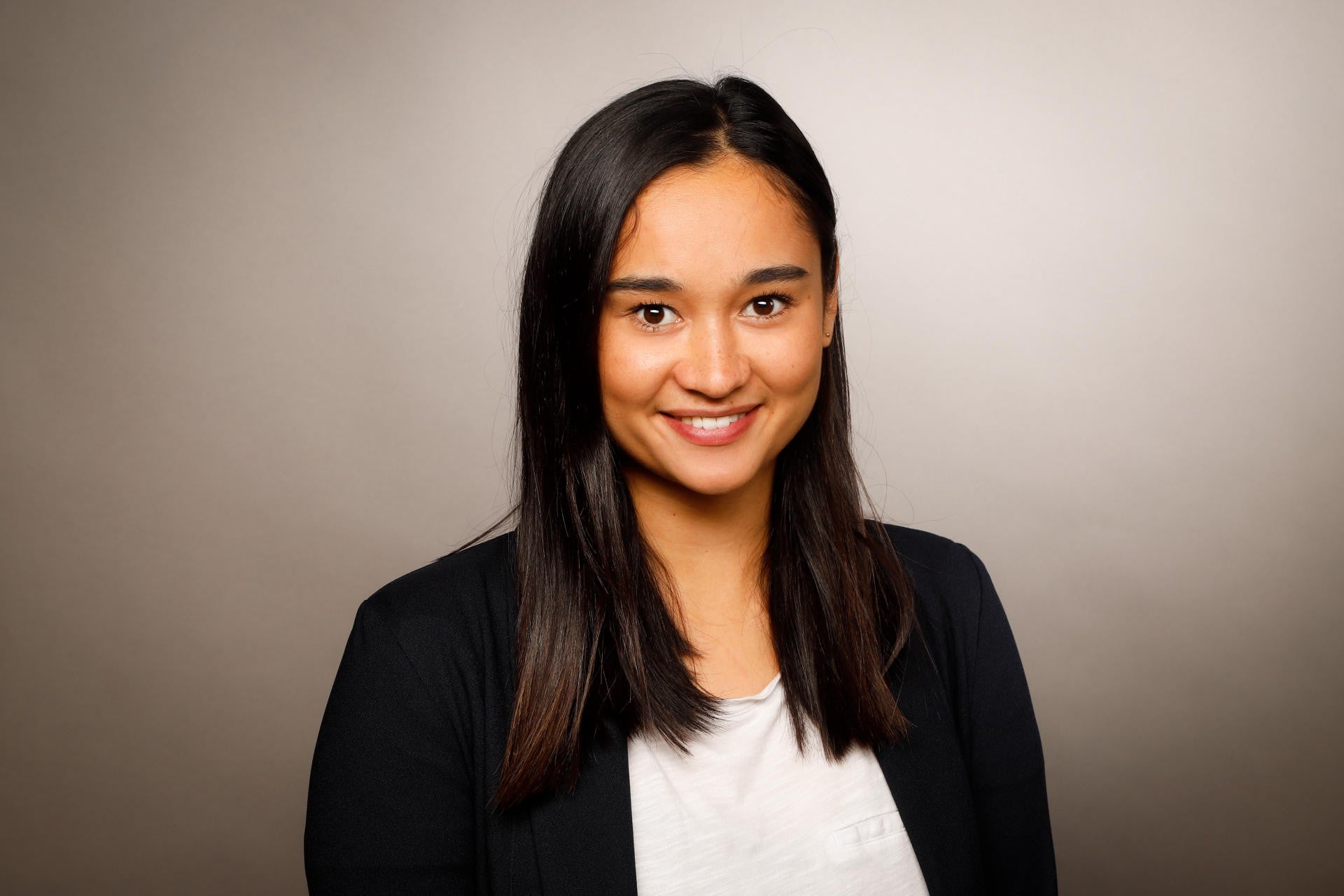 Eine Frau mit langen Haaren lächelt