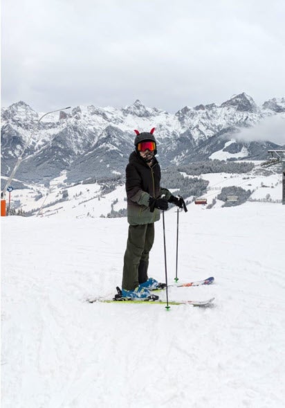 Zu sehen ist Joshua beim Skifahren. 