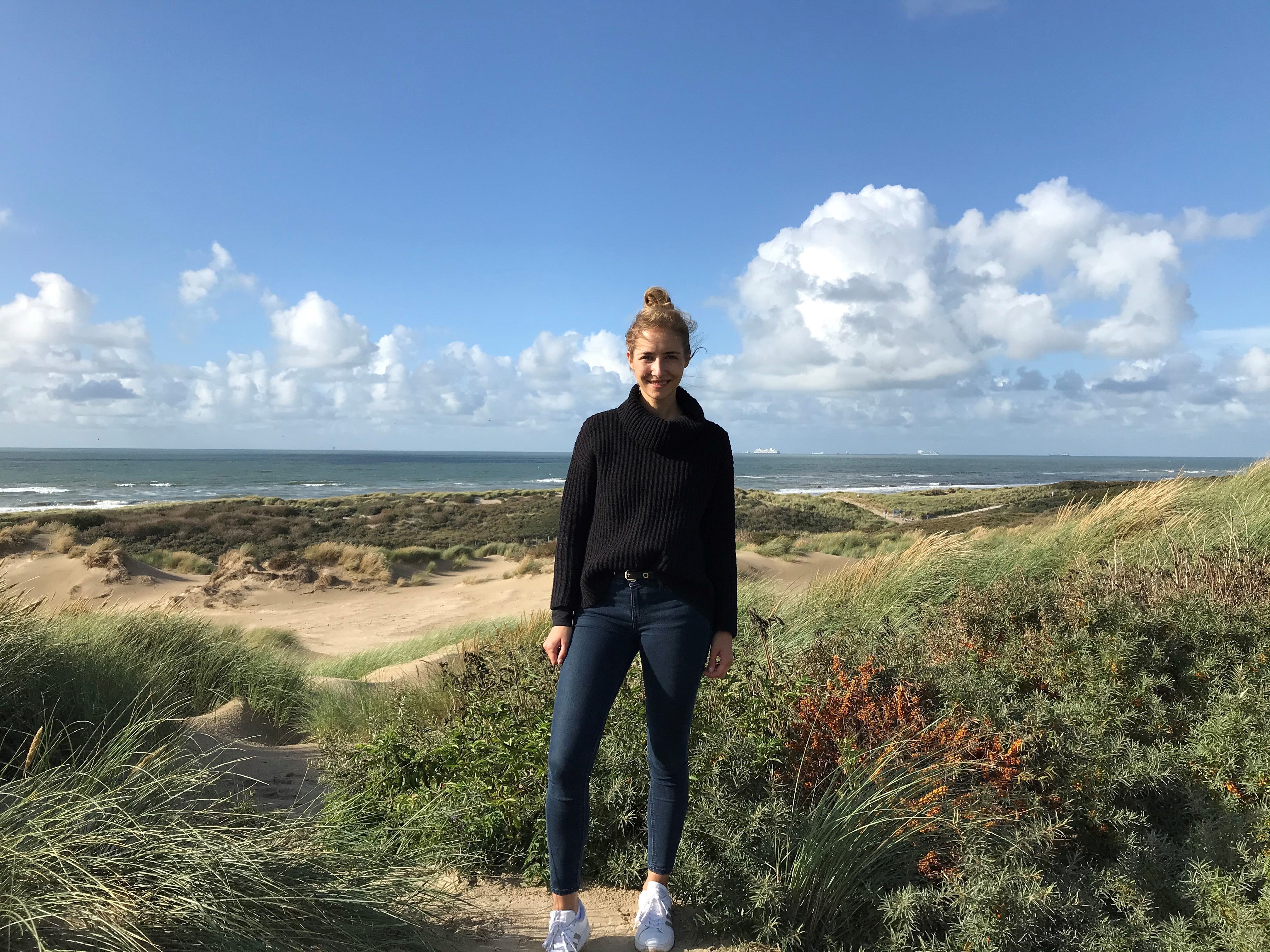 Eine Frau steht vor einem Strand