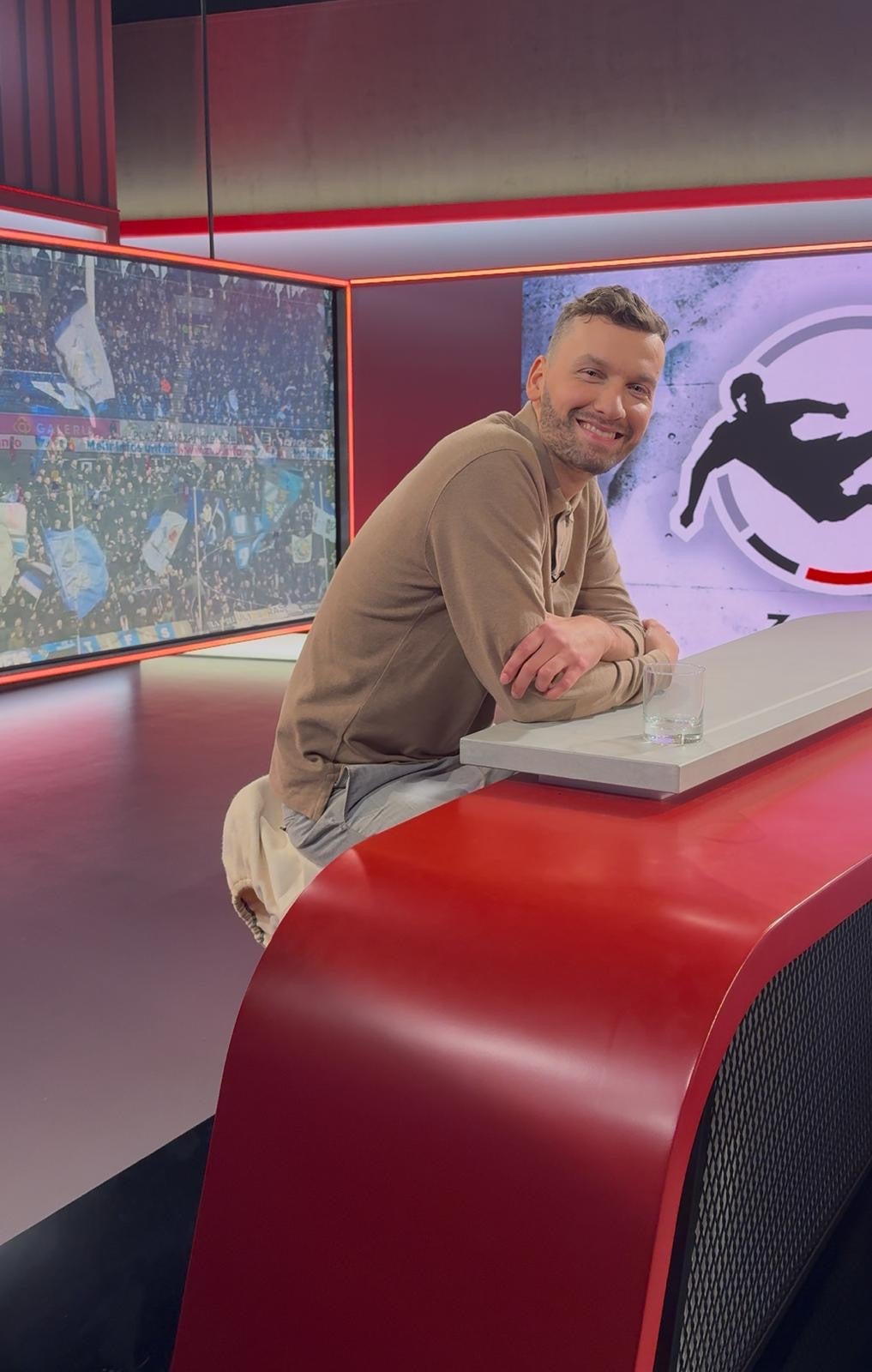 Ein Mann sitzt auf einem Tresen