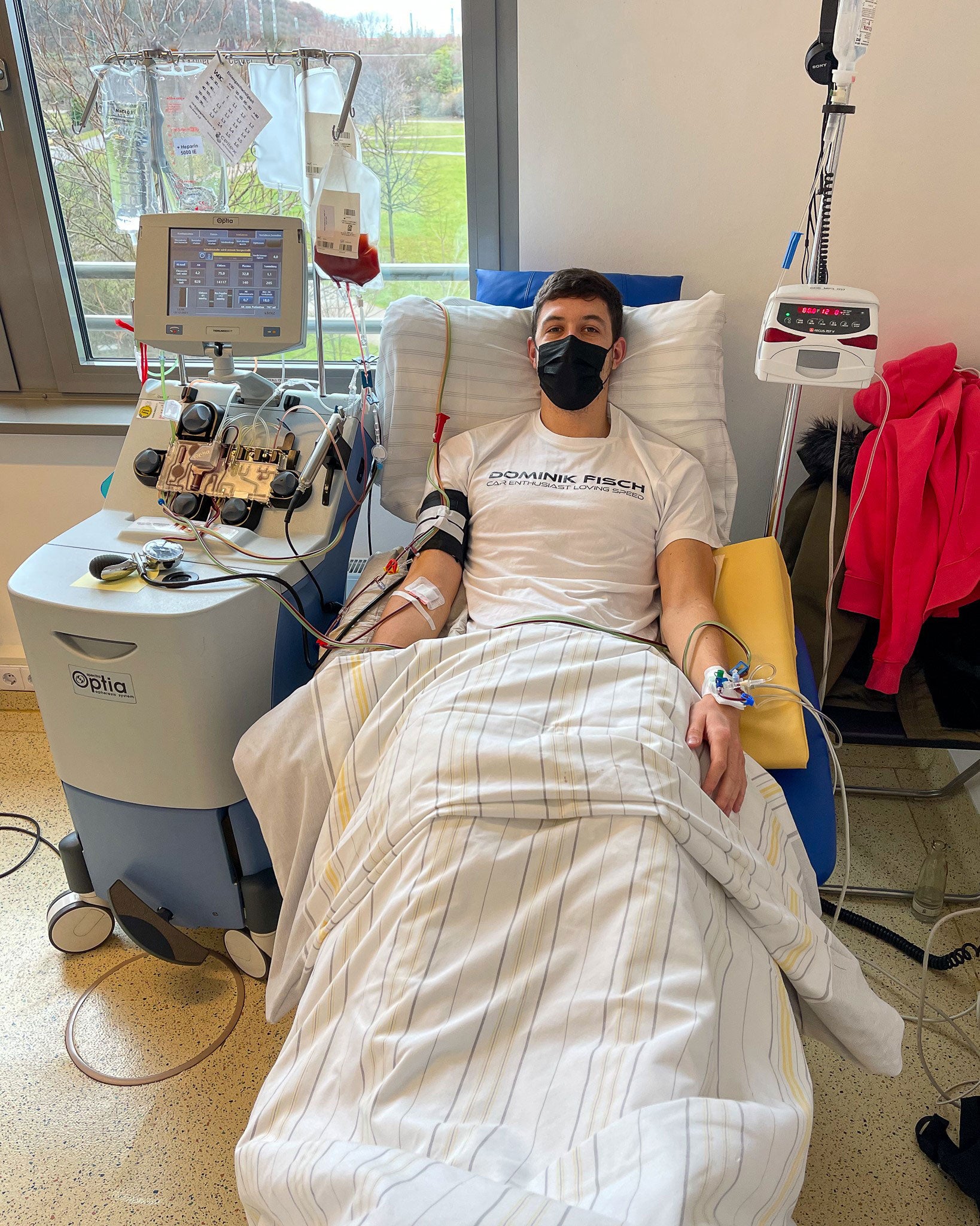 Ein Mannliegt während seiner Stammzellspende in einem Krankenhausbett