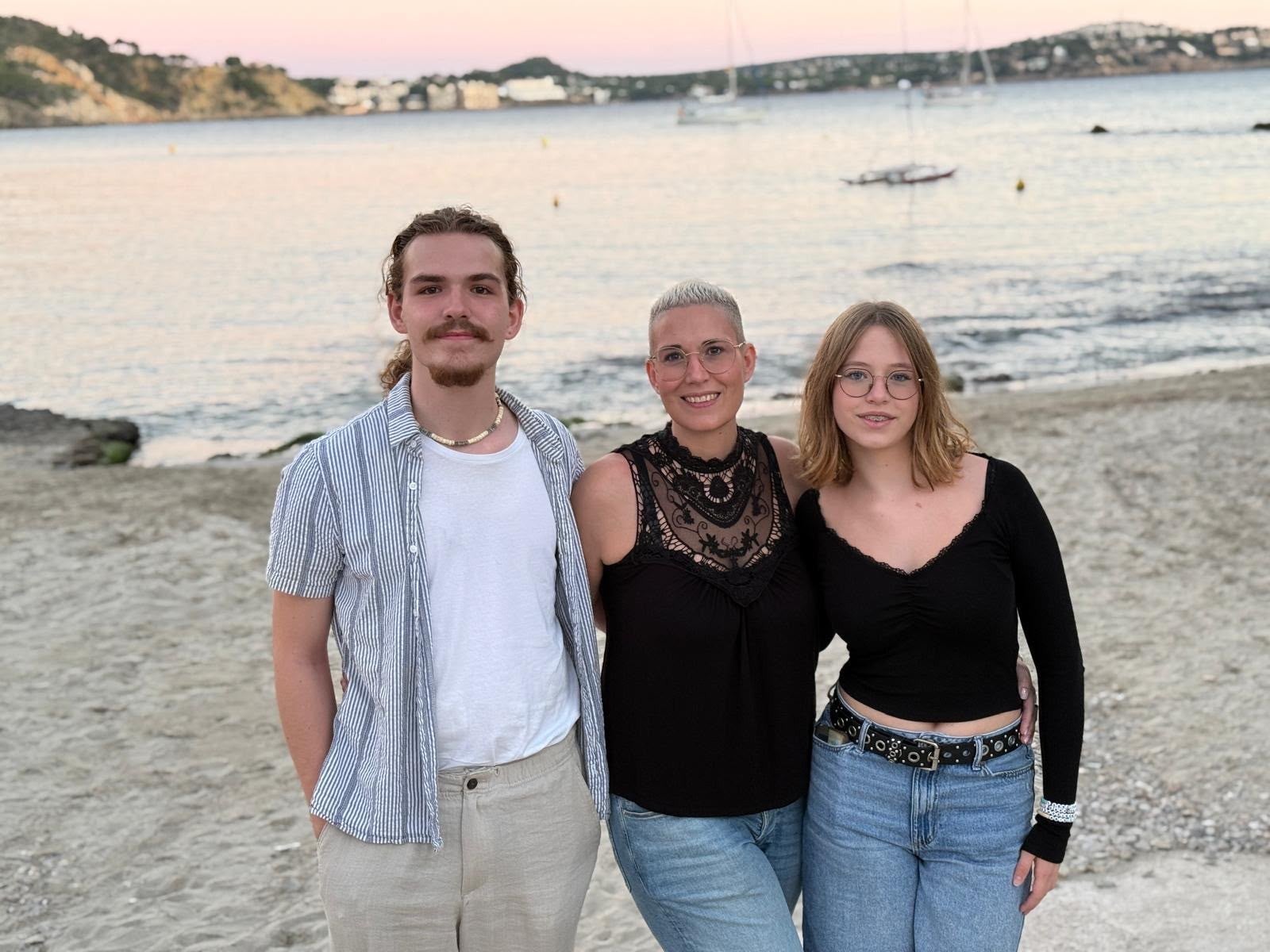 Manuela mit Familie am Strand